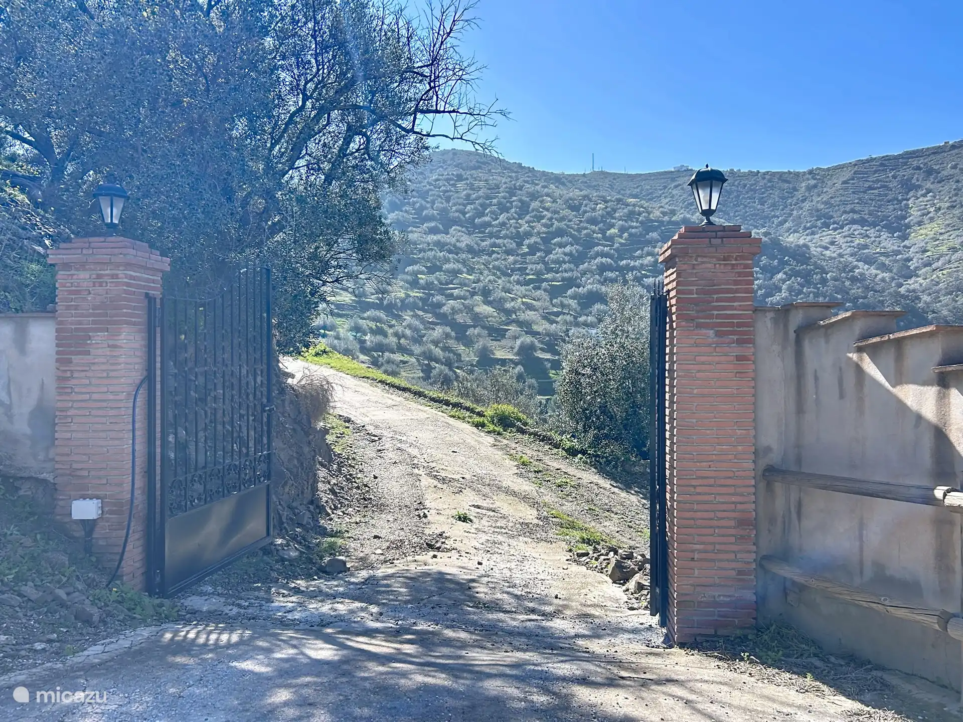 Toegangsweg, 1.5  km grindweg
