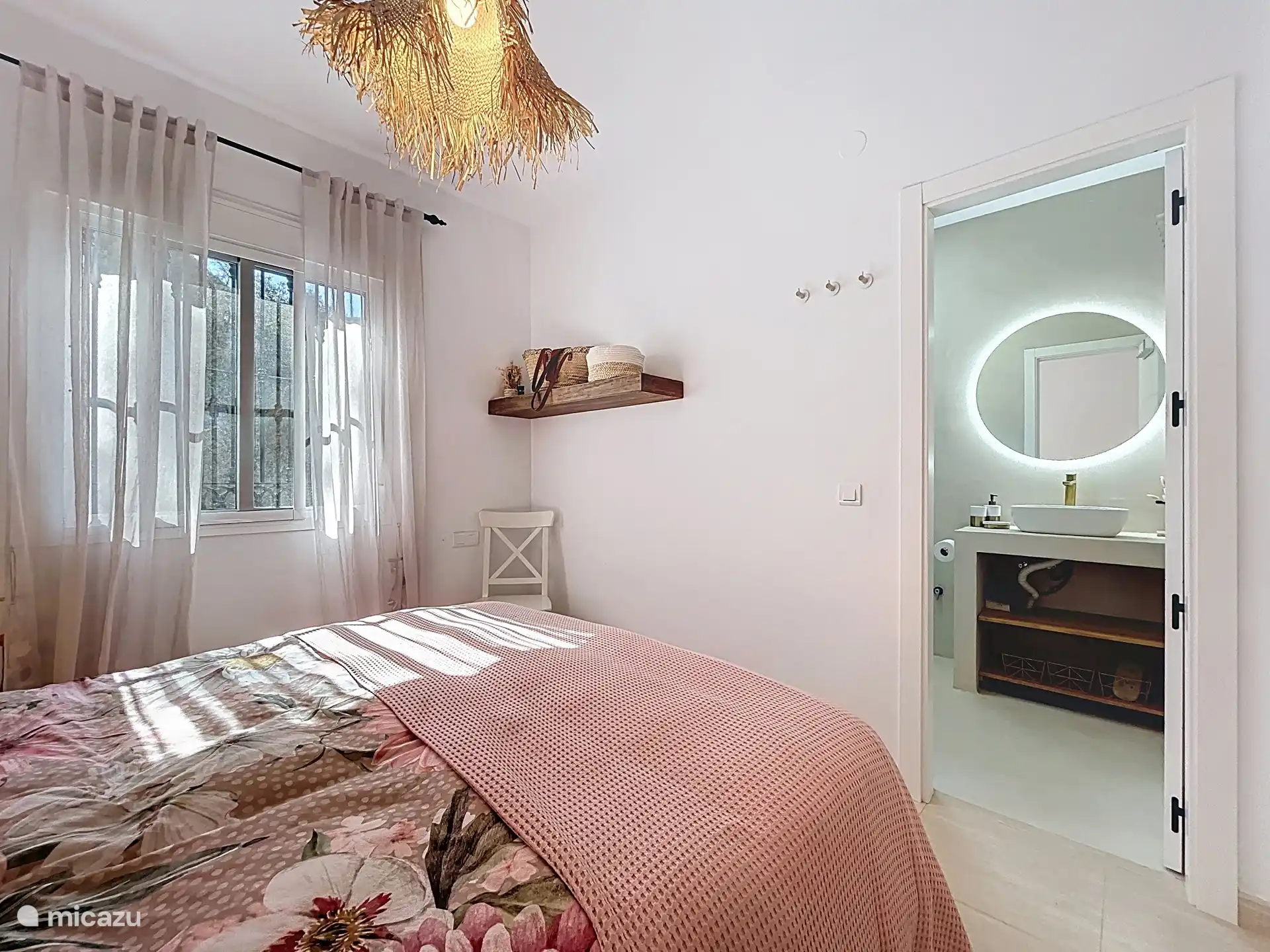 master bedroom (160 cm)met ensuite badkamer