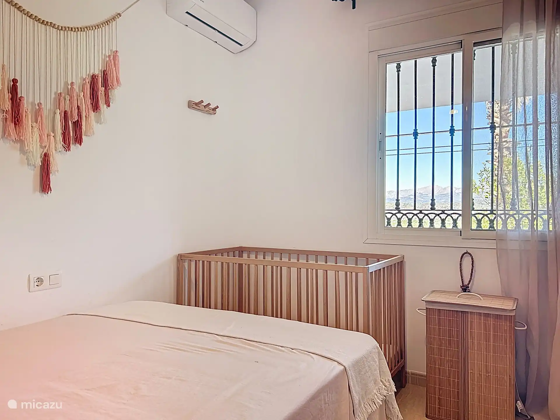 kamer 3 met babybed, en ledikant van 150 cm