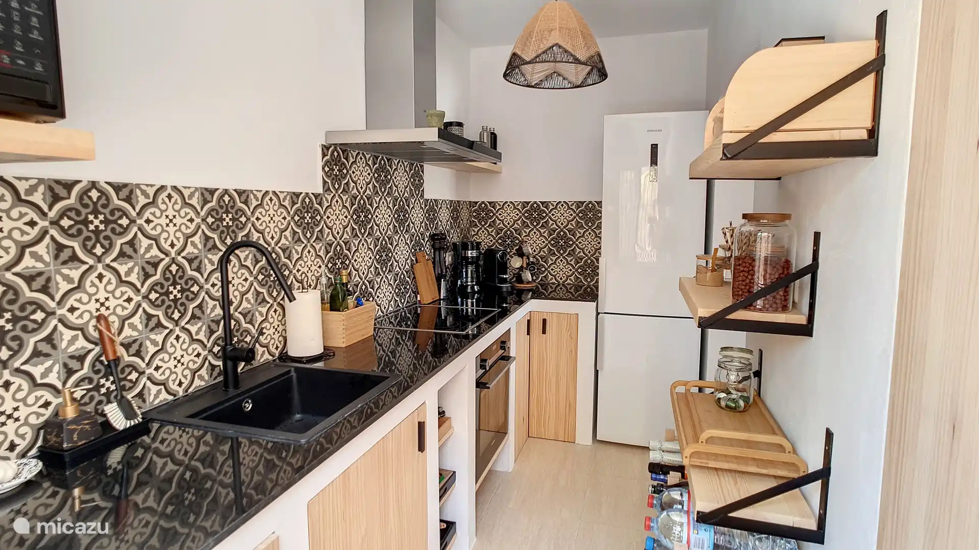 cocina con todos los electrodomésticos disponibles