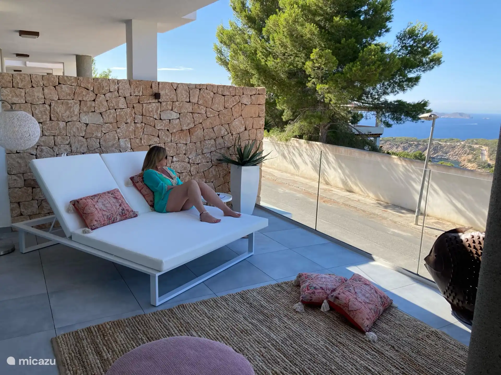 Ruim terras met uitzicht op zee