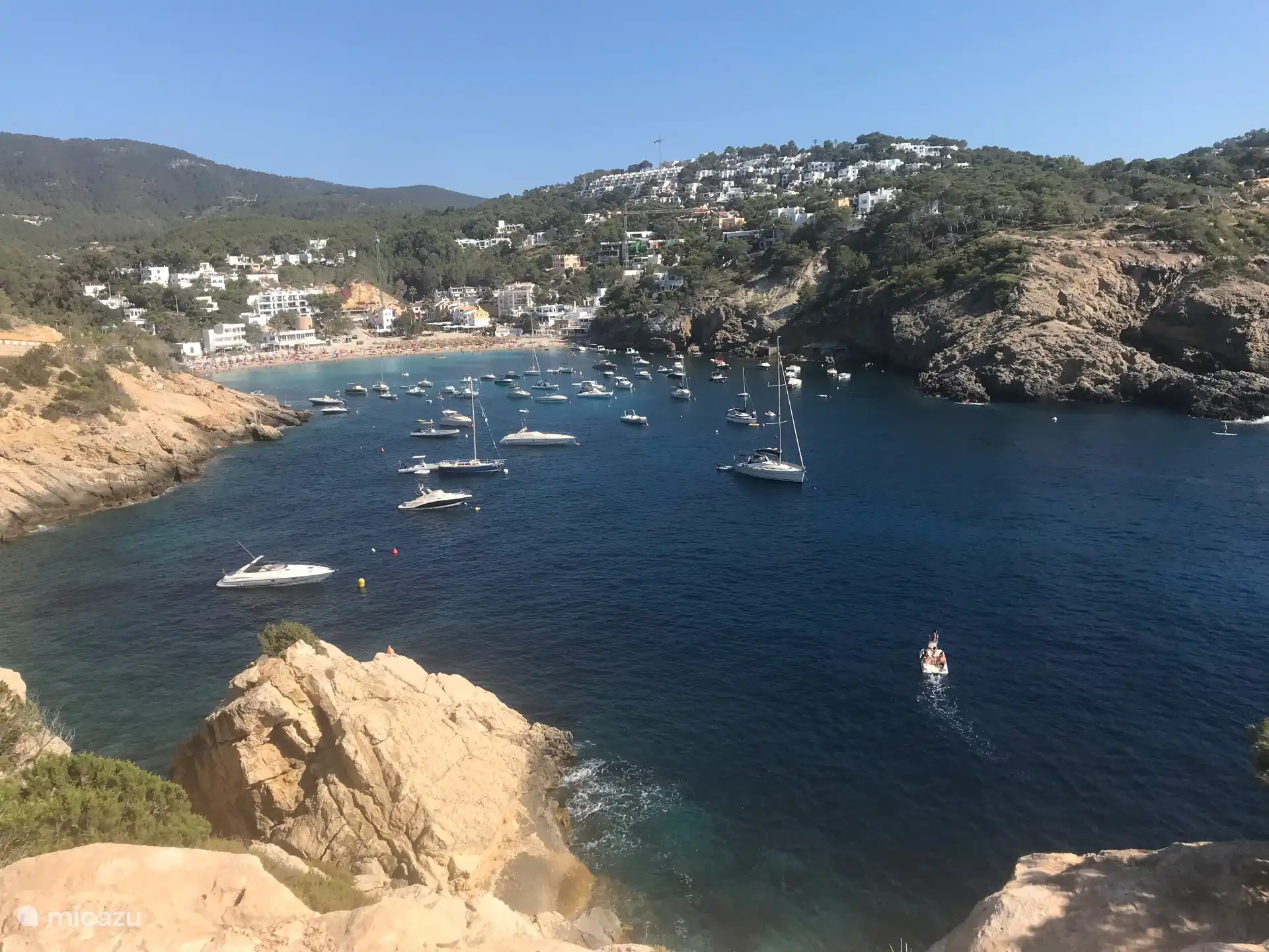 Zicht op Cala Vadella. Rechtover zie je de berg met het appartementencomplex