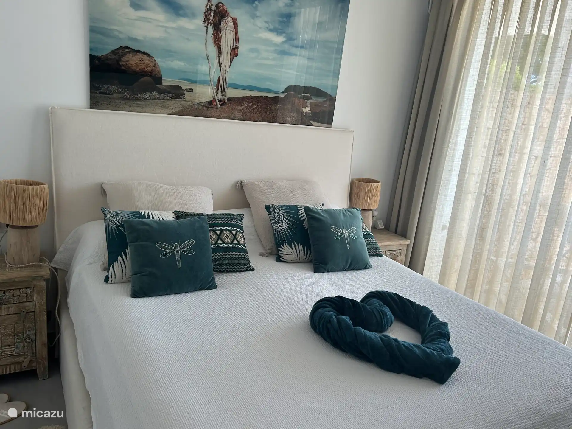 1e slaapkamer met rechtstreeks toegang tot het terras, en suite een aparte badkamer en toilet