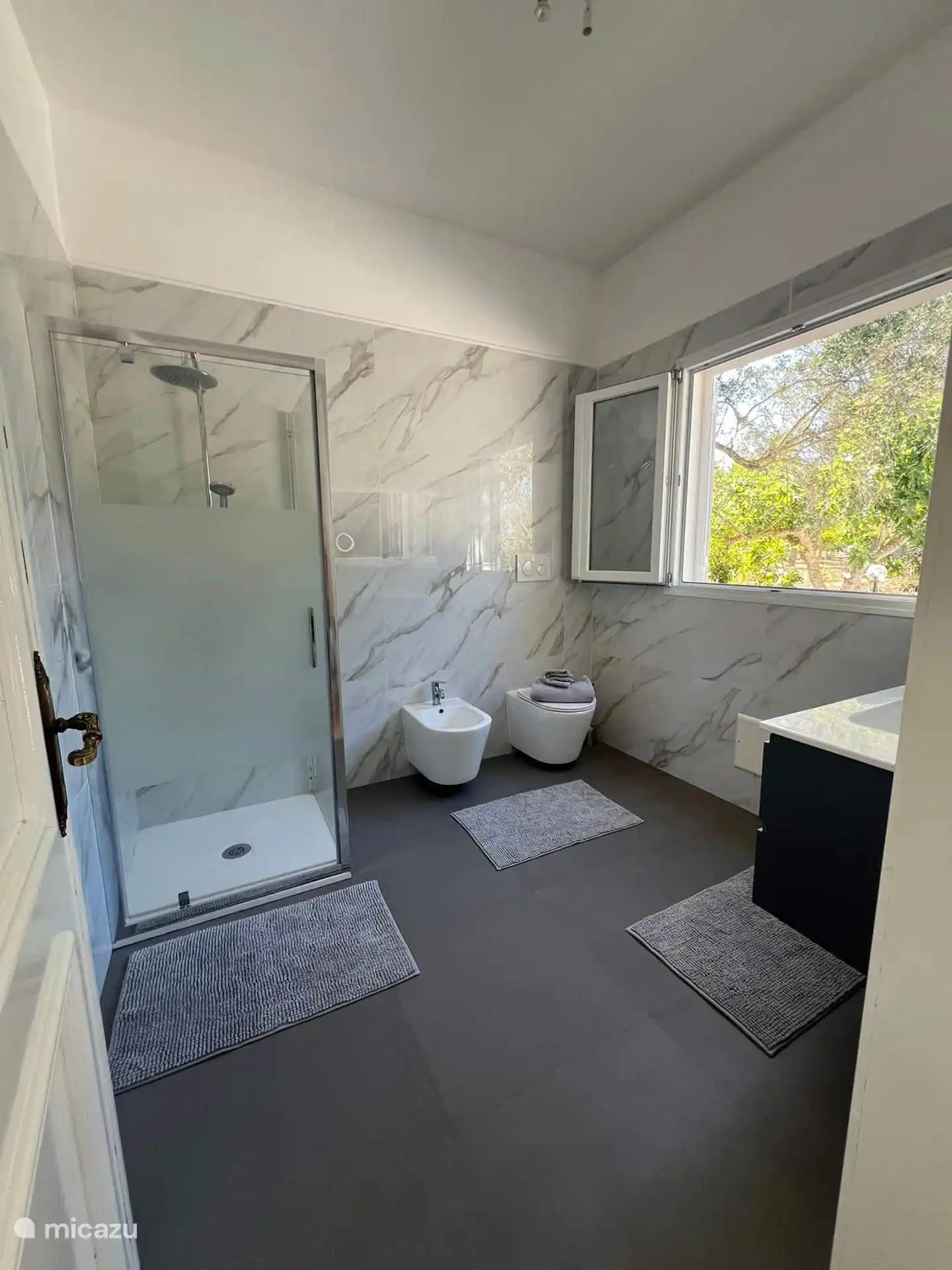 Salle de bain avec douche