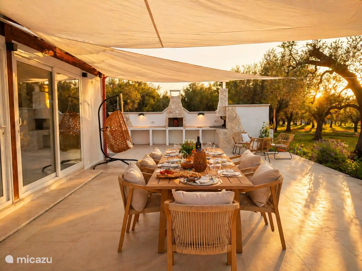 Terras met zonsondergang