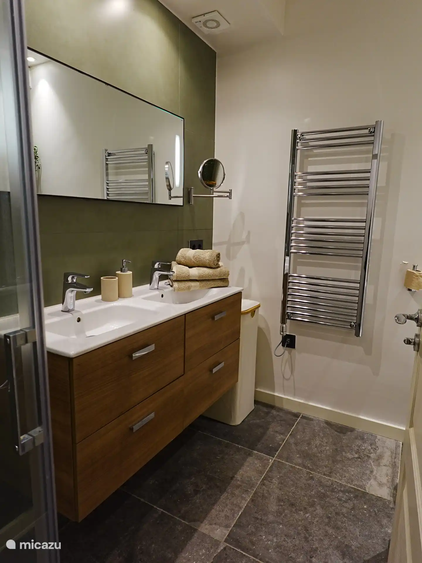 Toallas calientes, lavabos dobles — comodidad en cada detalle