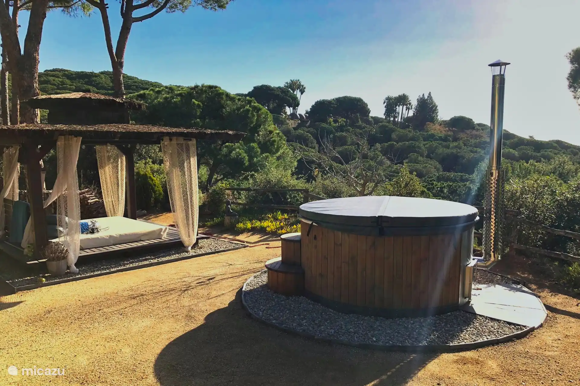 Jacuzzi y cama de bali: mimándose en medio de la naturaleza