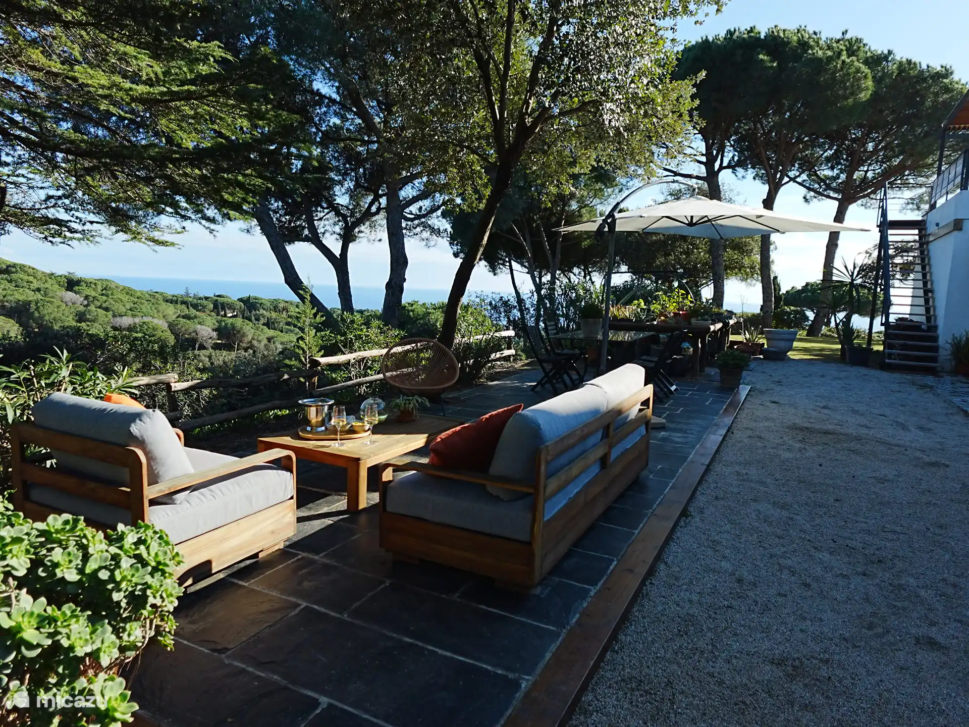 La terraza de pizarra — espacio, sombra y vistas