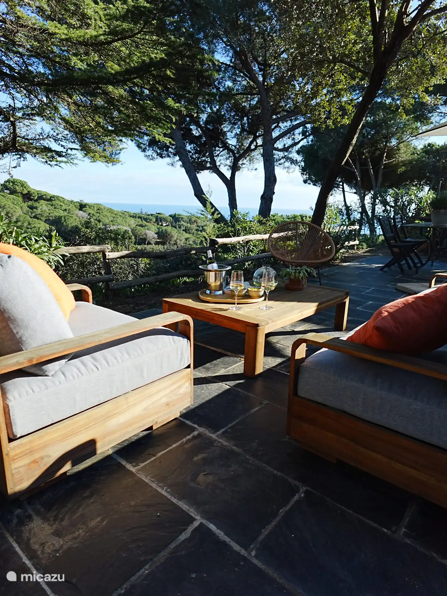 Un vaso, el sol y el mar — ¿qué más se puede querer