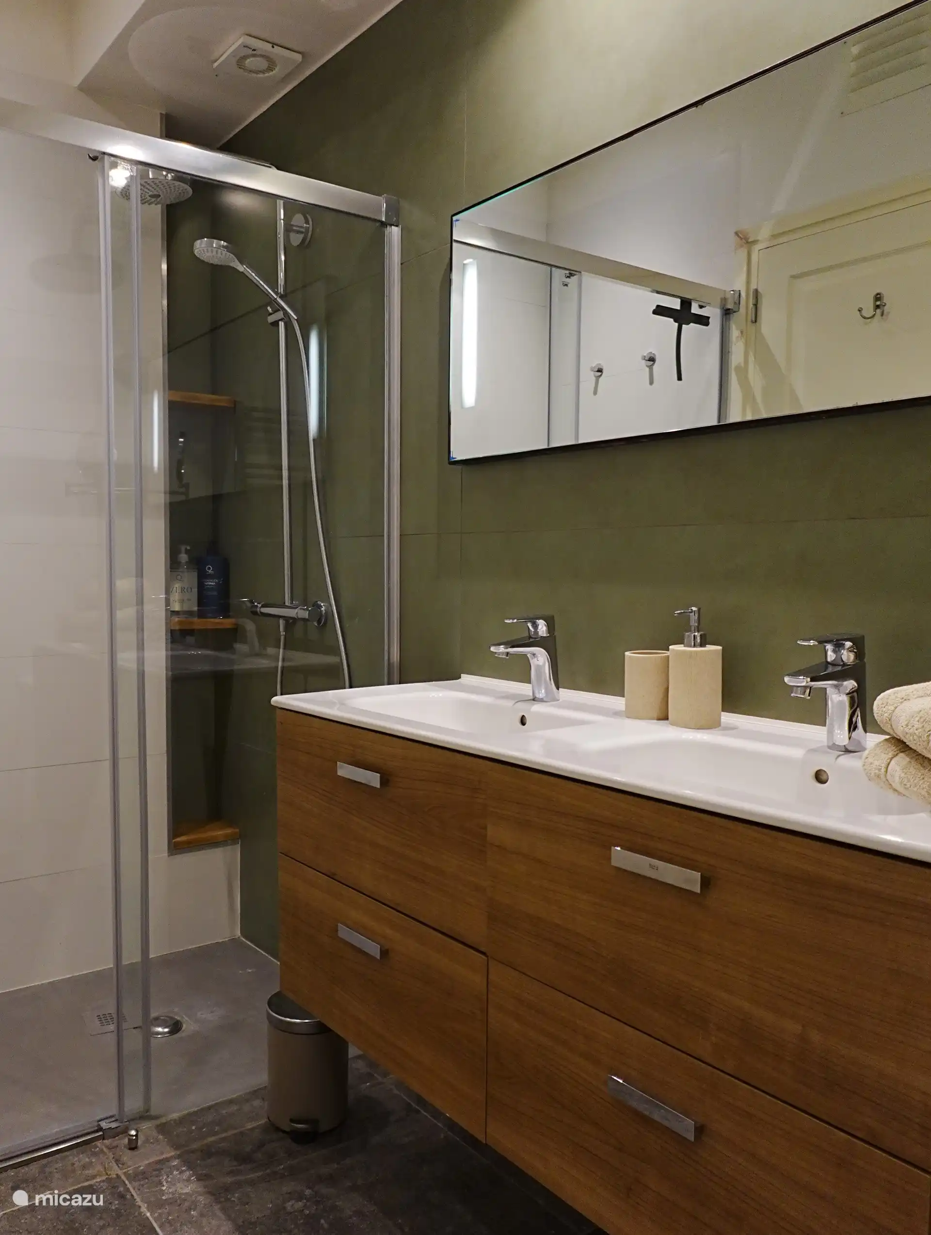 El baño completo: espacioso, luminoso y bien cuidado