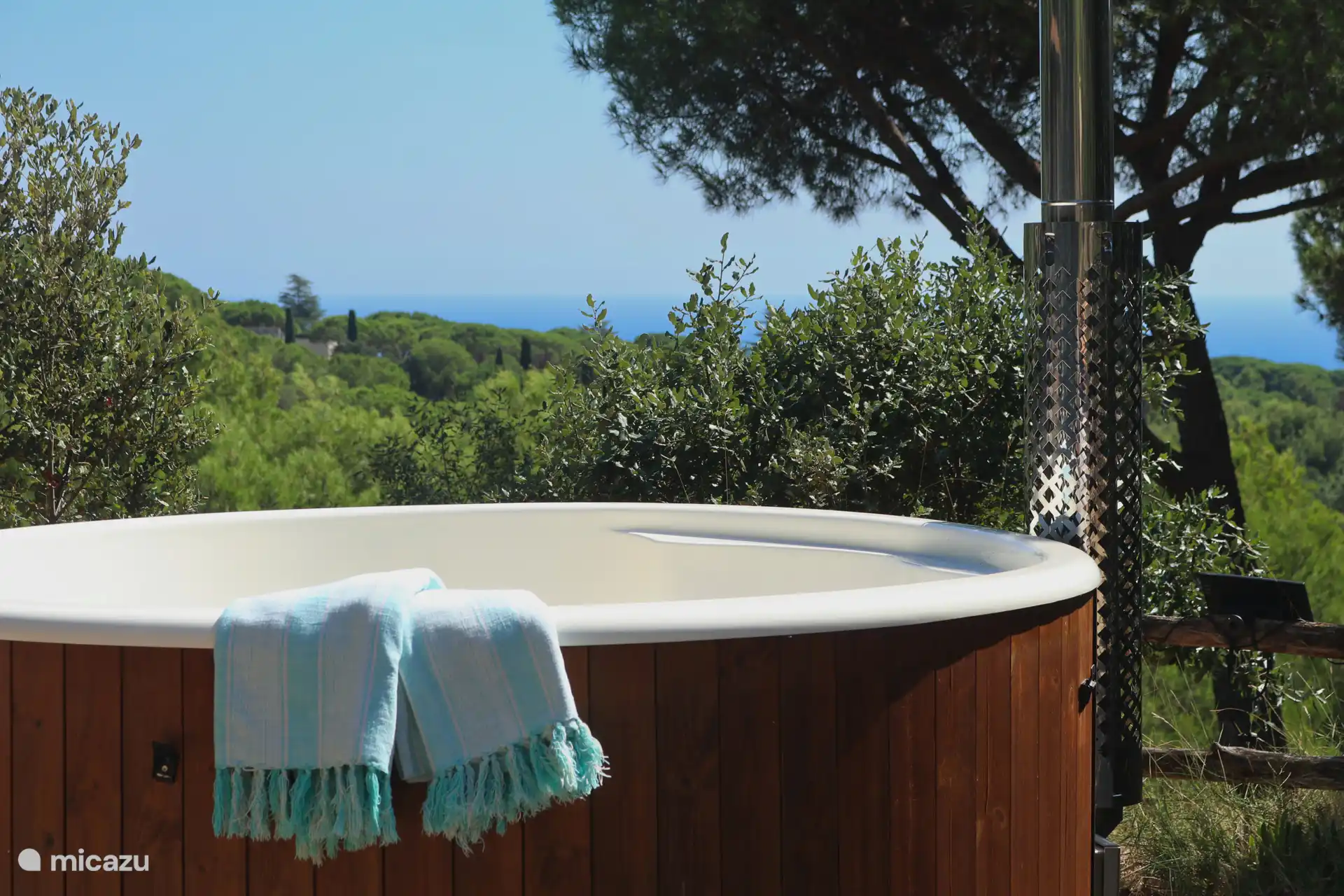 Un lugar tranquilo con jacuzzi entre la naturaleza y las vistas al mar.