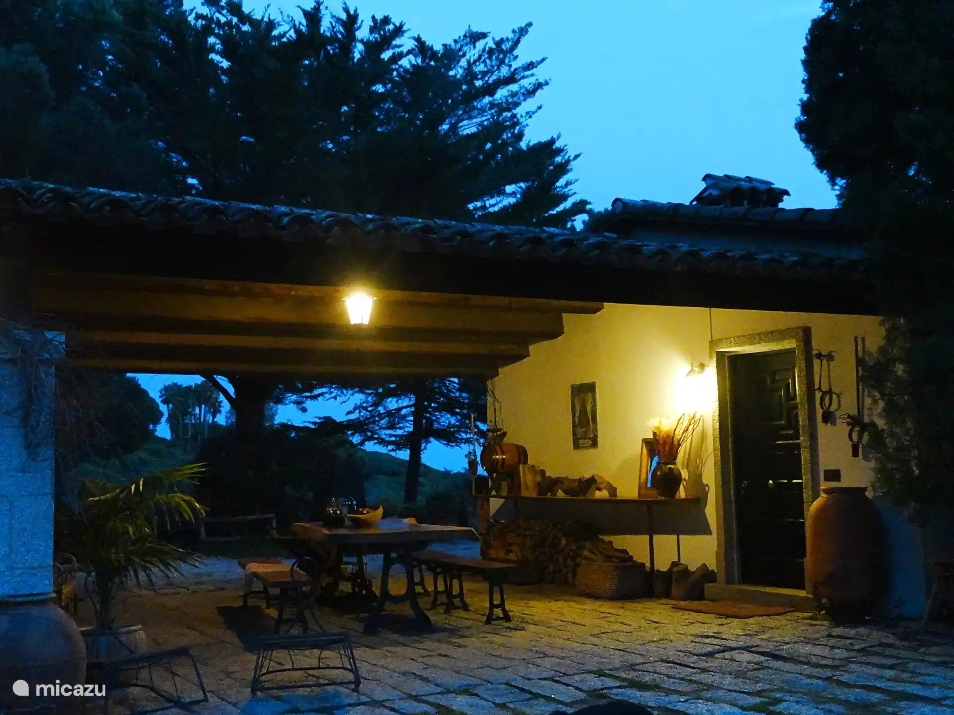 Luces cálidas, aire fresco por la tarde — la terraza después del atardecer