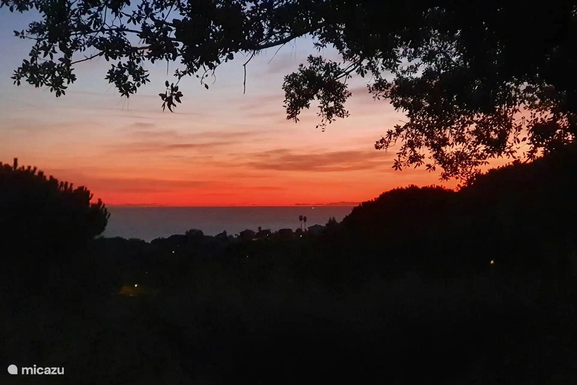 La noche cae sobre el mar Mediterráneo