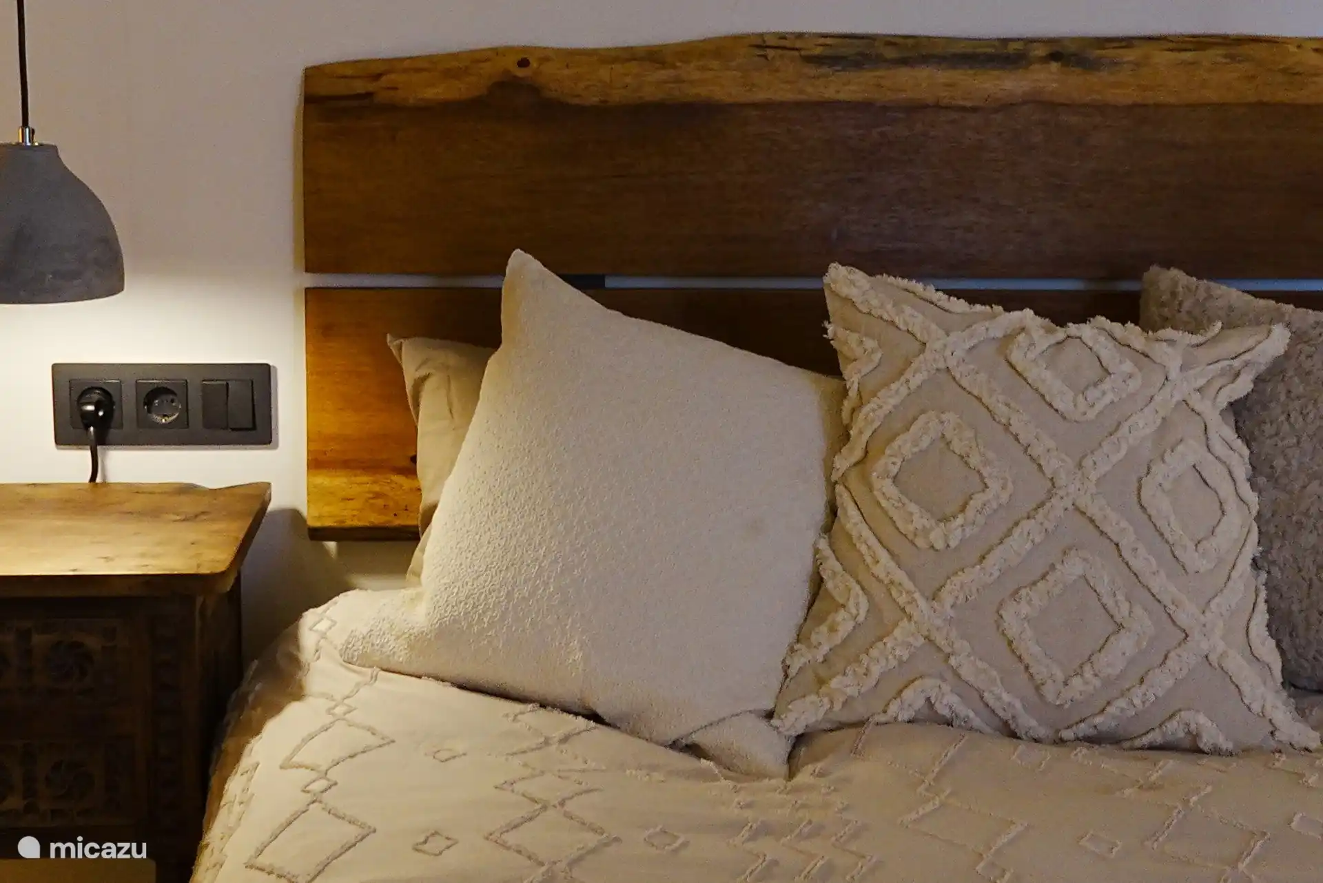 Madera vieja, almohadas suaves — duerme con sentimiento