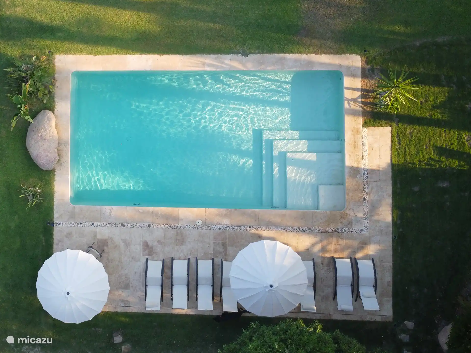 Espacio, agua y sol — la piscina de Abrazzo