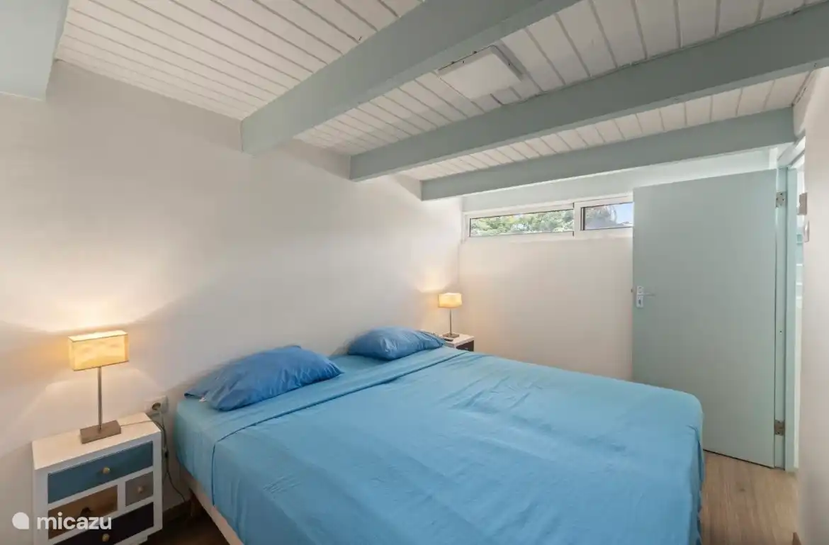 Slaapkamer met 2pers bed, 2 inbouw kasten om uw kleren in op te bergen en airco