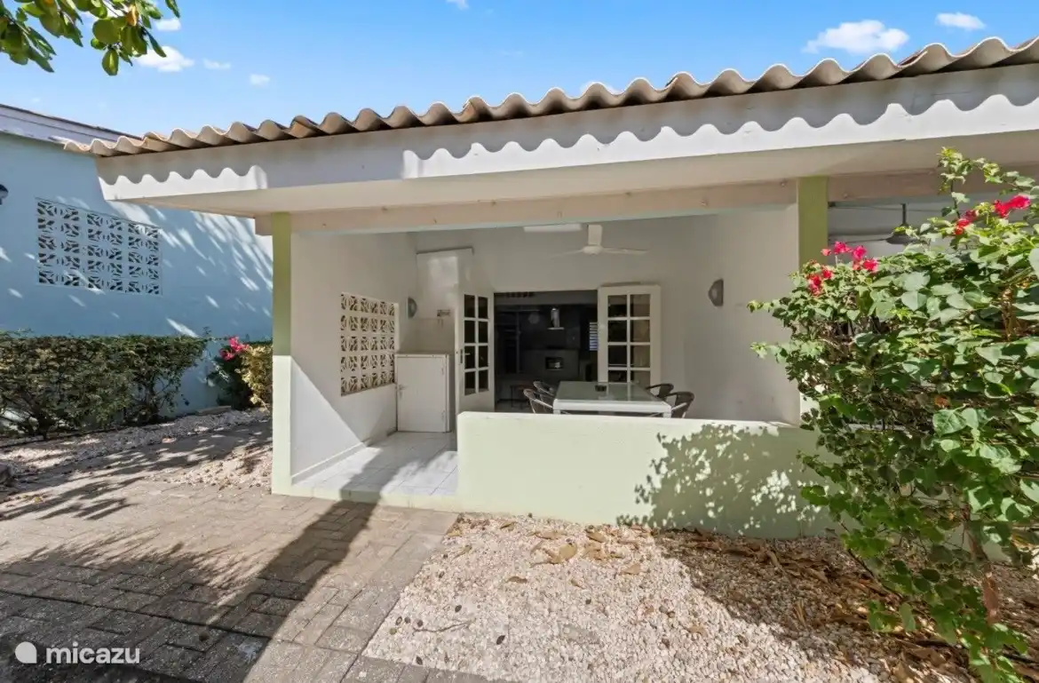 Het terras met uitzicht op de weelderige en kleurrijke tuin