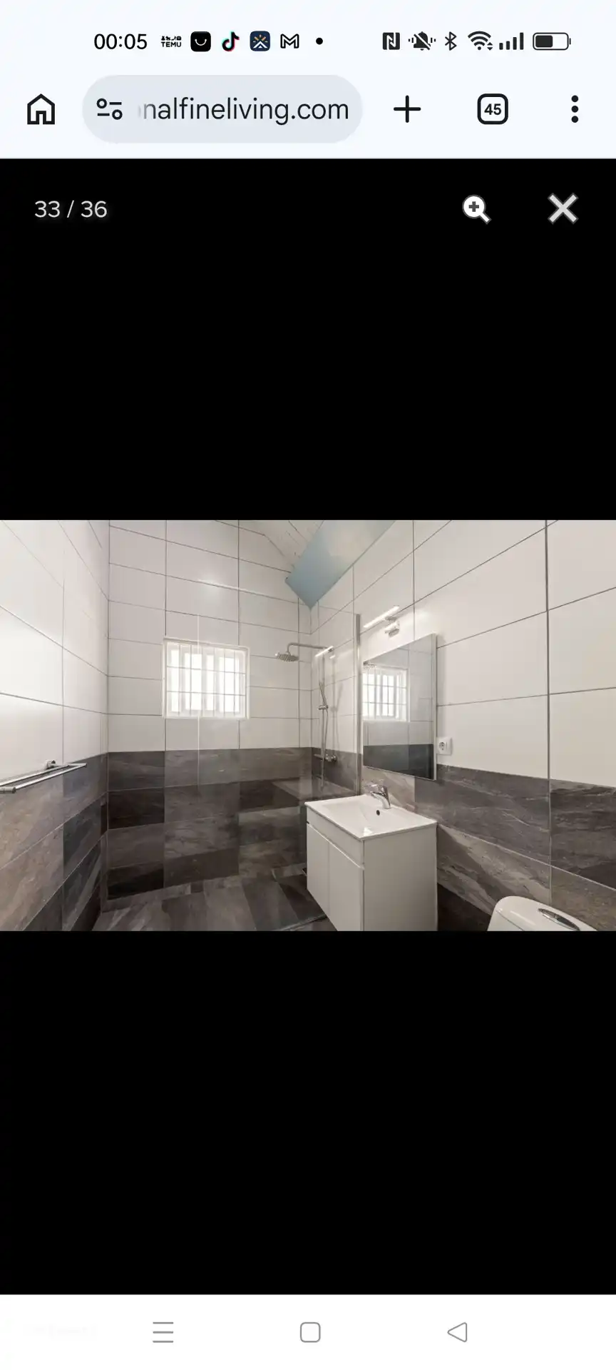 Badkamer  met een douche, wc en wastafel