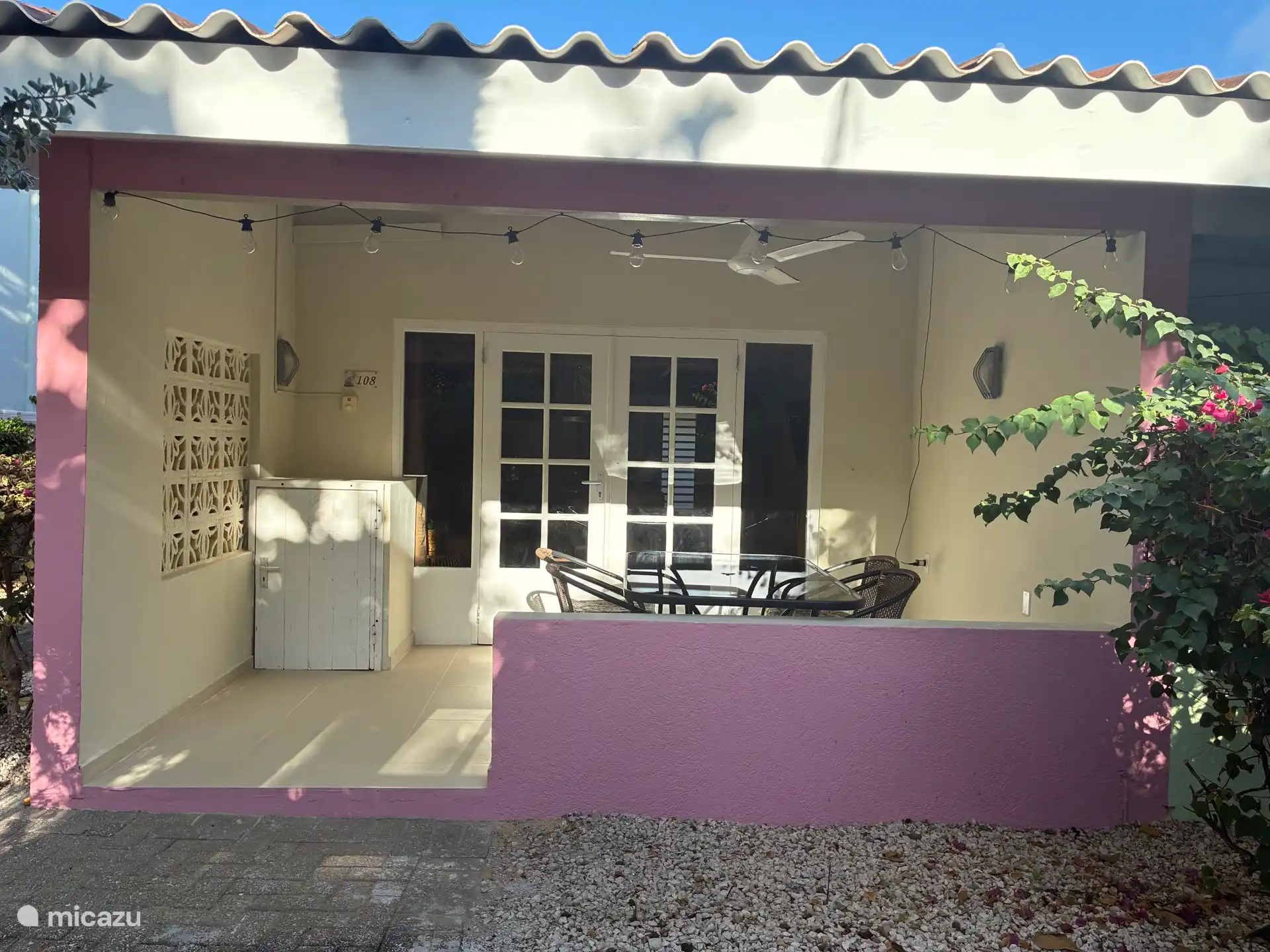 Het terras met plafondventilator