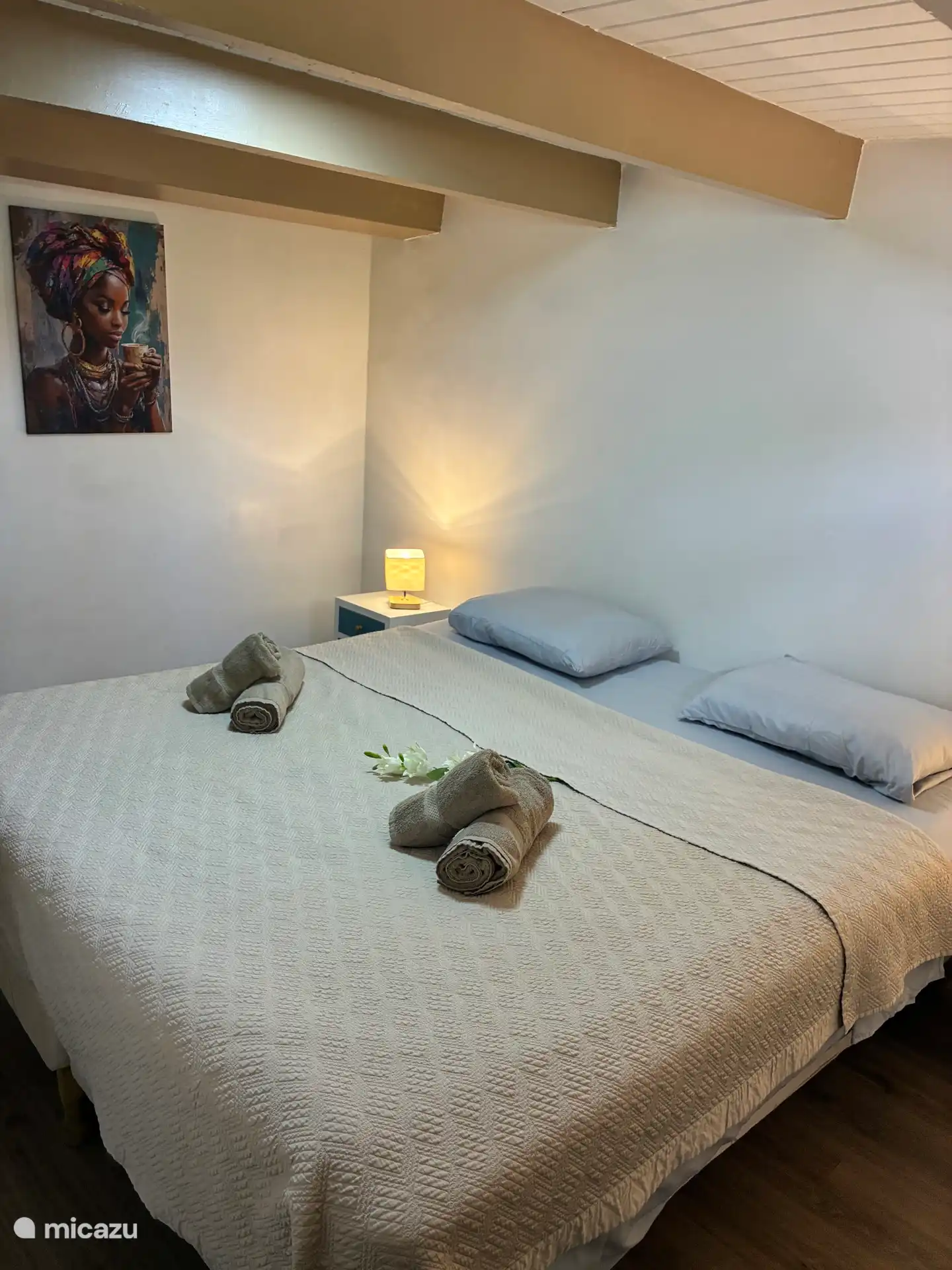 Slaapkamer met kingsize bed. 