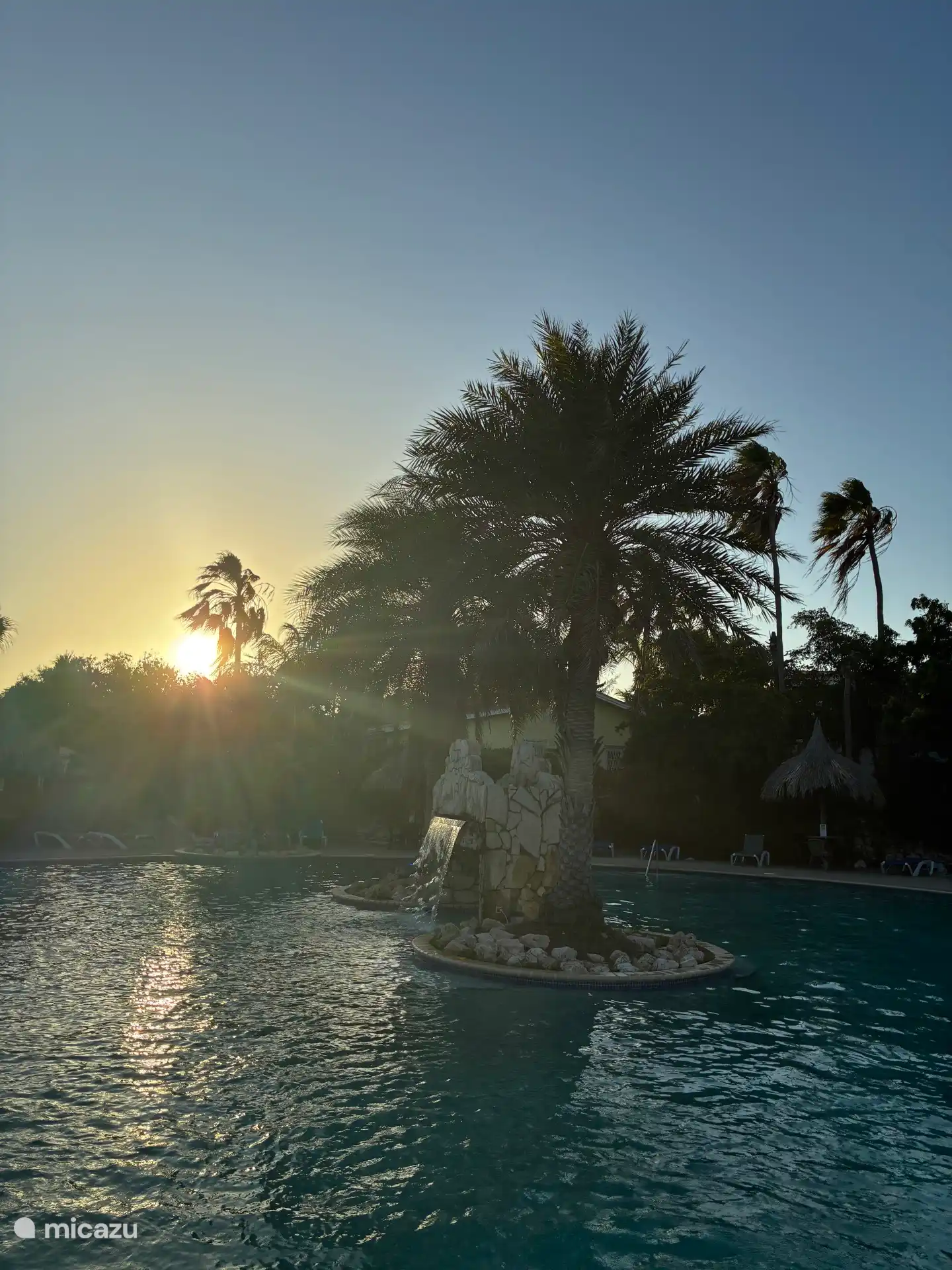 Het zwembad op het resort is va. 7.00-22.00 uur toegankelijk