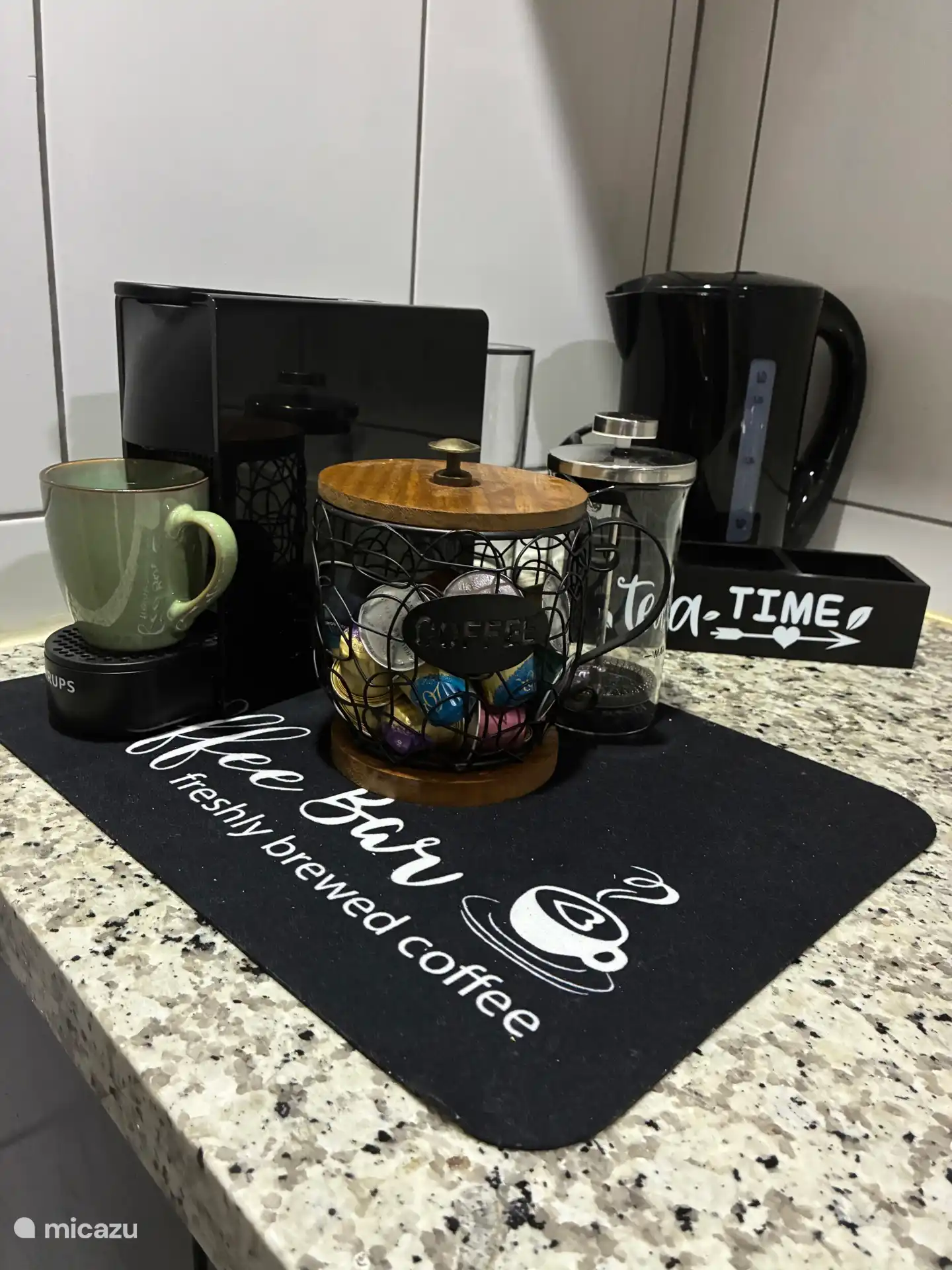 De keuken is uitgerust met een Nespresso machine voor een heerlijk kopje koffie en een waterkoker voor thee