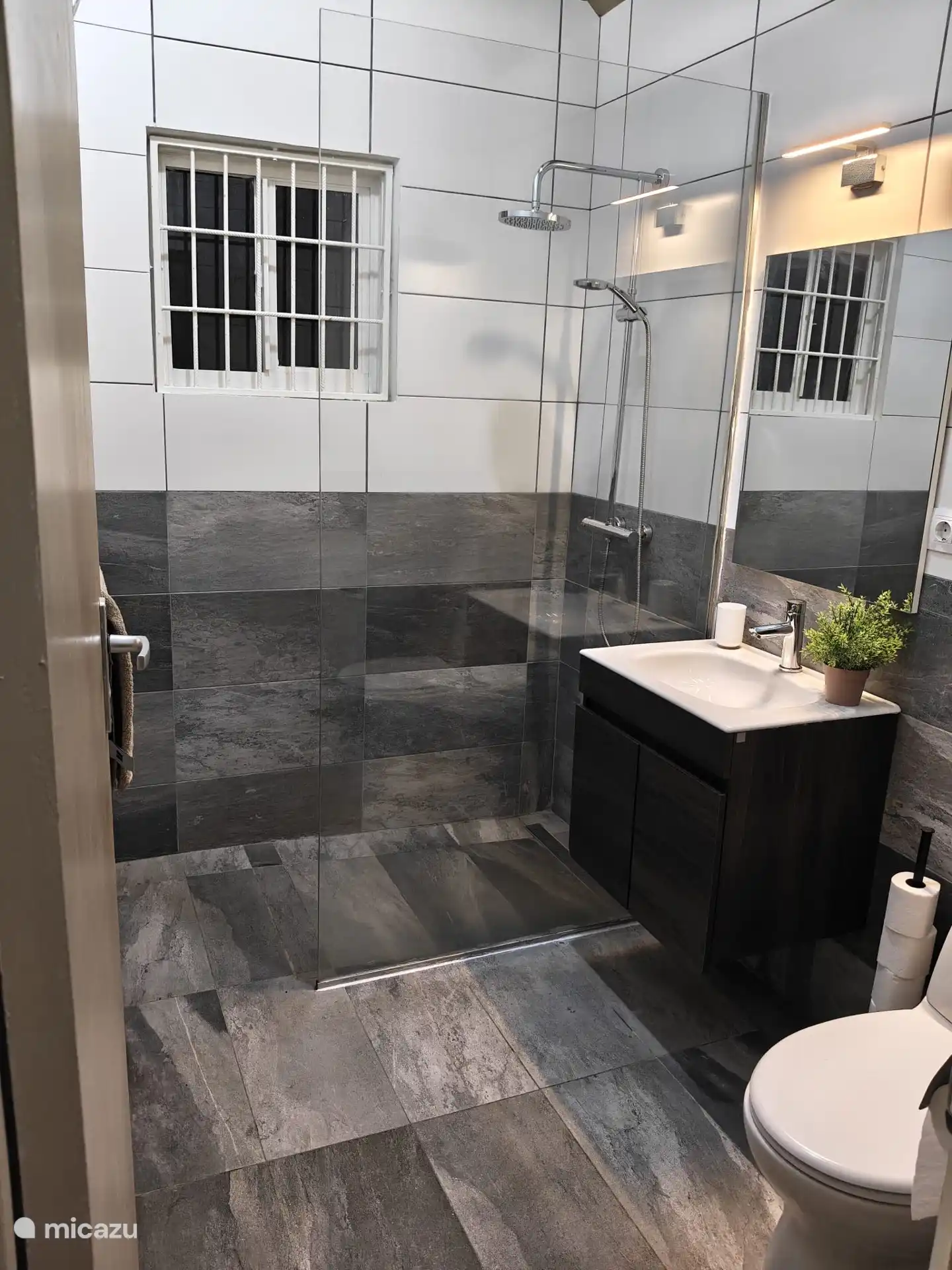 Badkamer met heerlijke douche met warm water. 