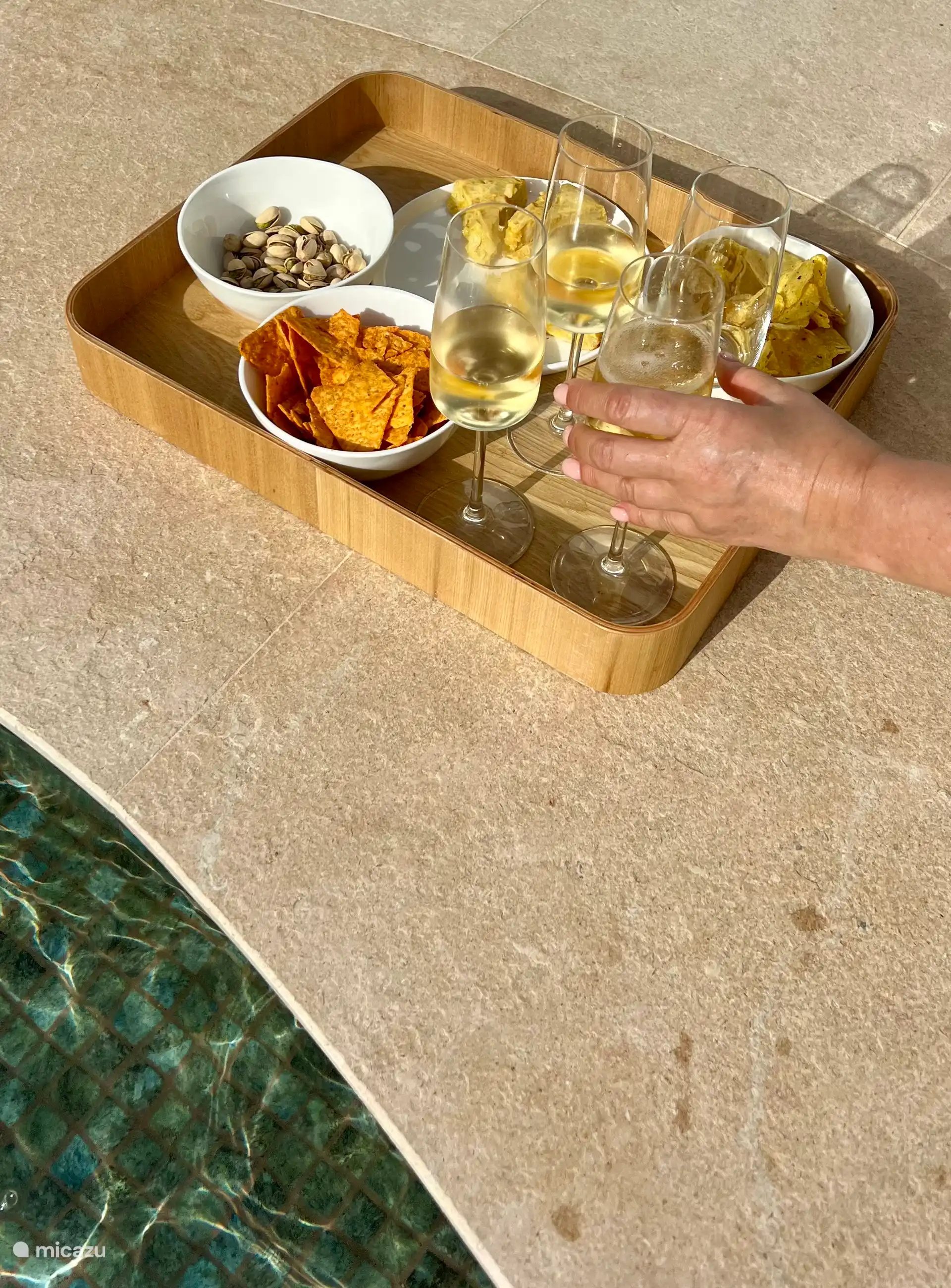 Apéritif au bord de la piscine