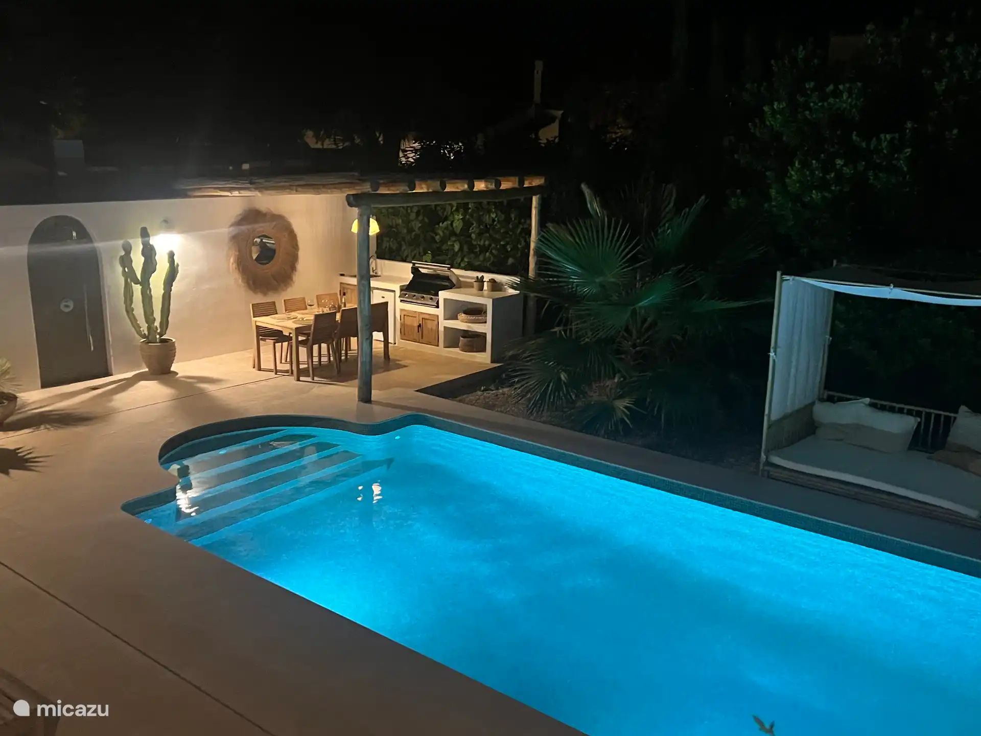 piscine la nuit