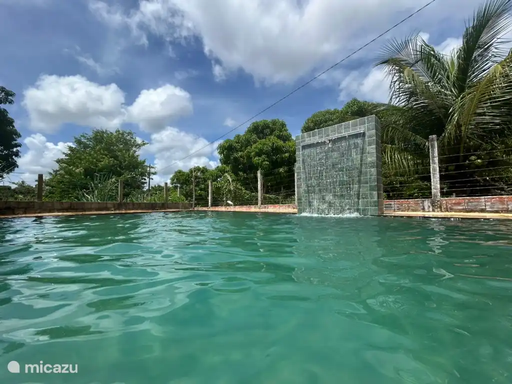 Schwimmbad mit Wasserfall 