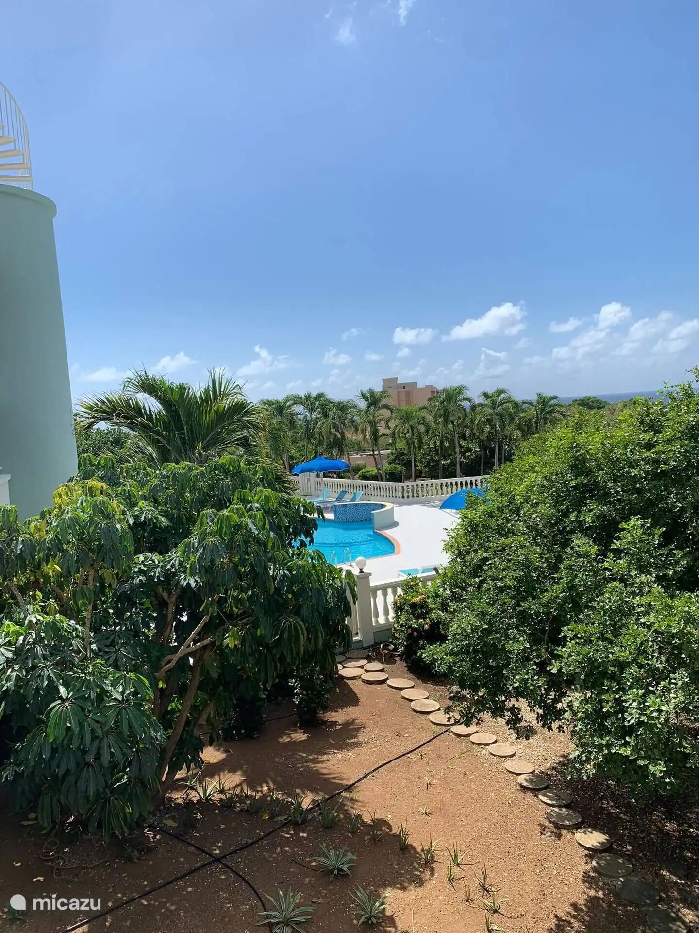 Vue sur le jardin avec piscine