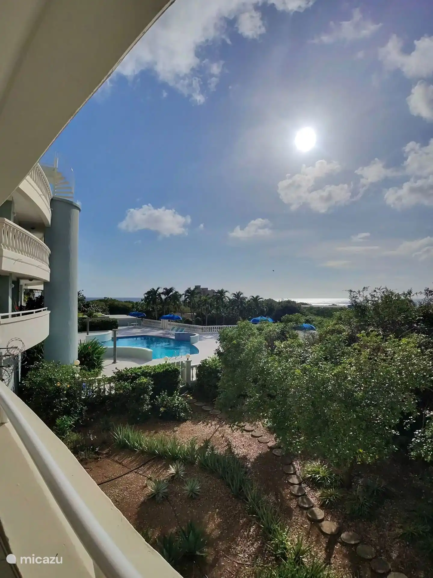 Vue depuis la grande terrasse (bassin et mer)