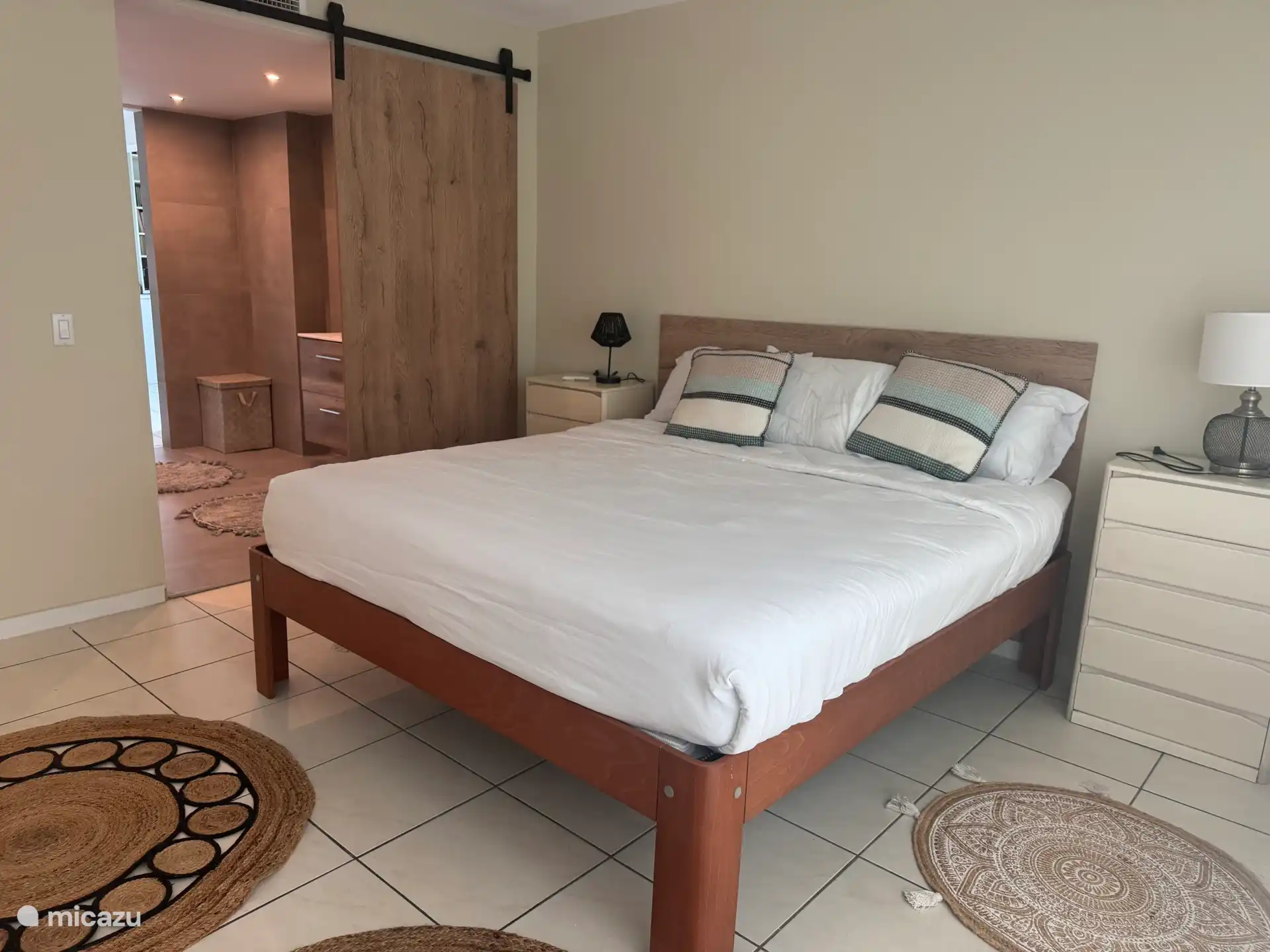 Chambre parentale suivie de la salle de bain spacieuse