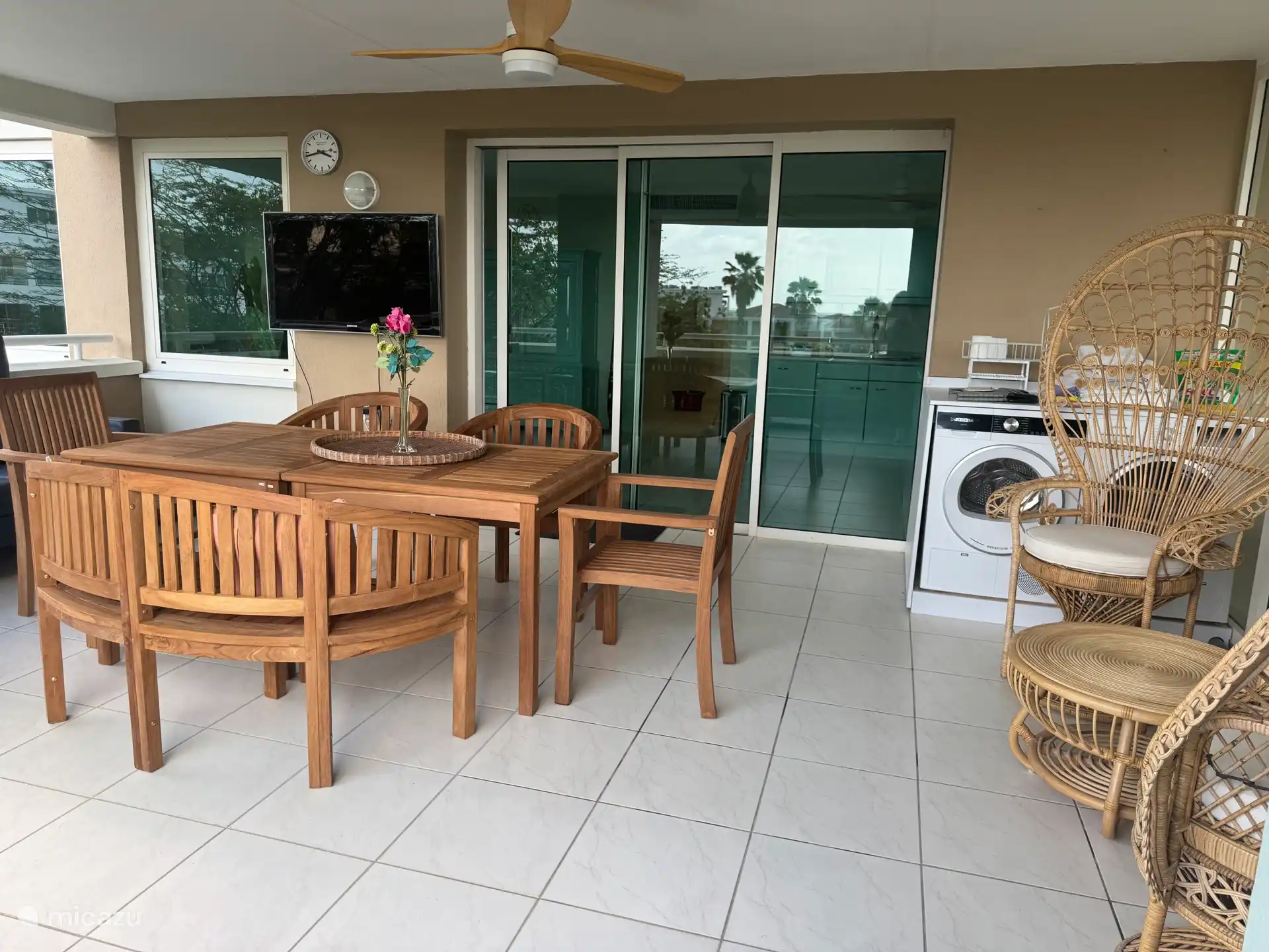 terrasse avec salle à manger et détente, machine à laver et sèche-linge