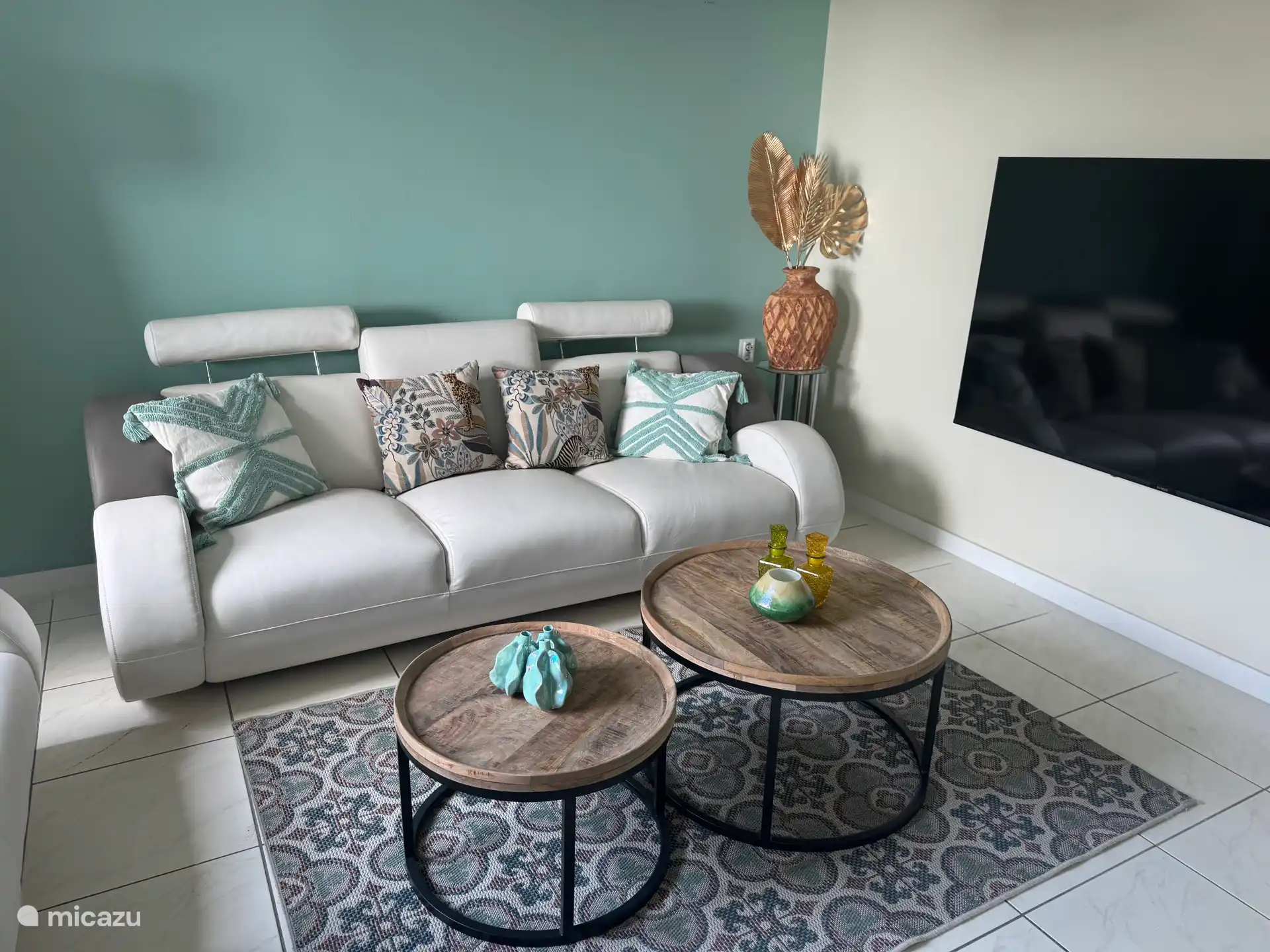 Espace salon avec téléviseur intelligent grand écran