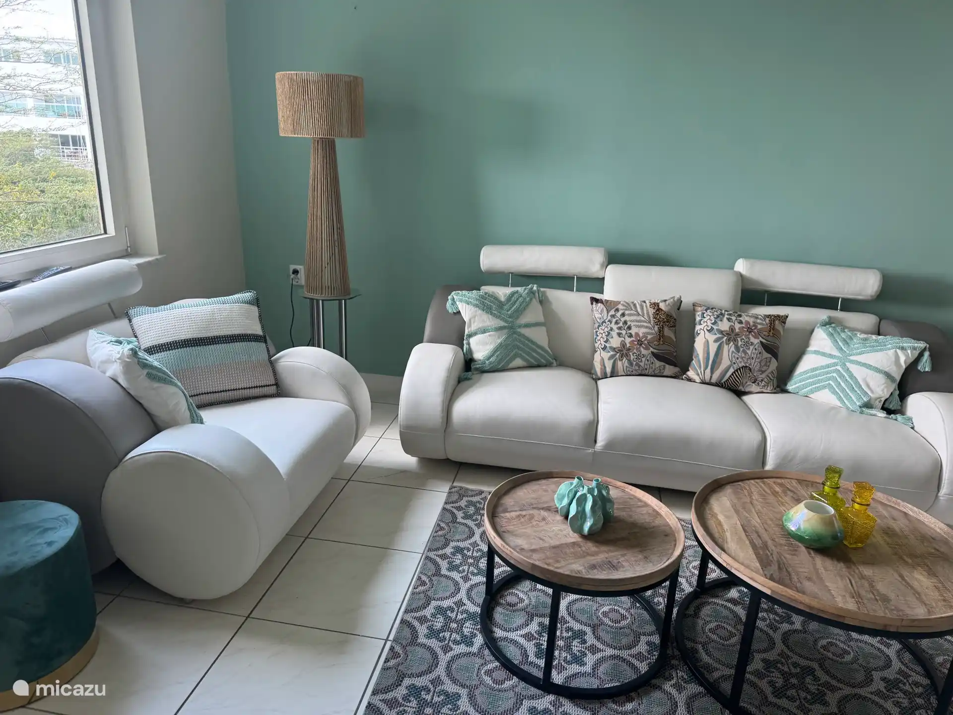 L’espace salon avec canapé en cuir