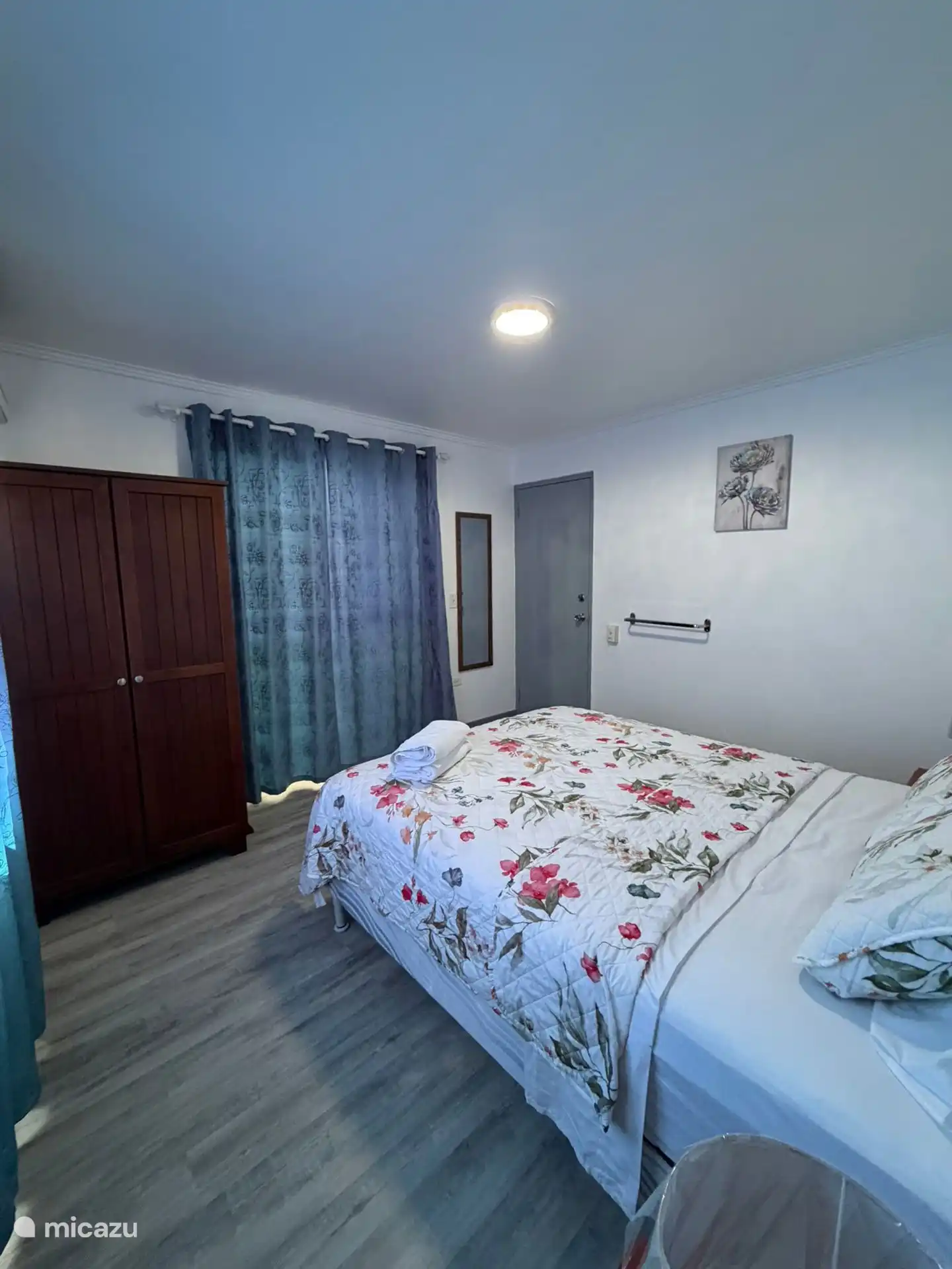 Hauptraum mit Queen-Size-Bett, Nachttisch und Kleiderschrank 