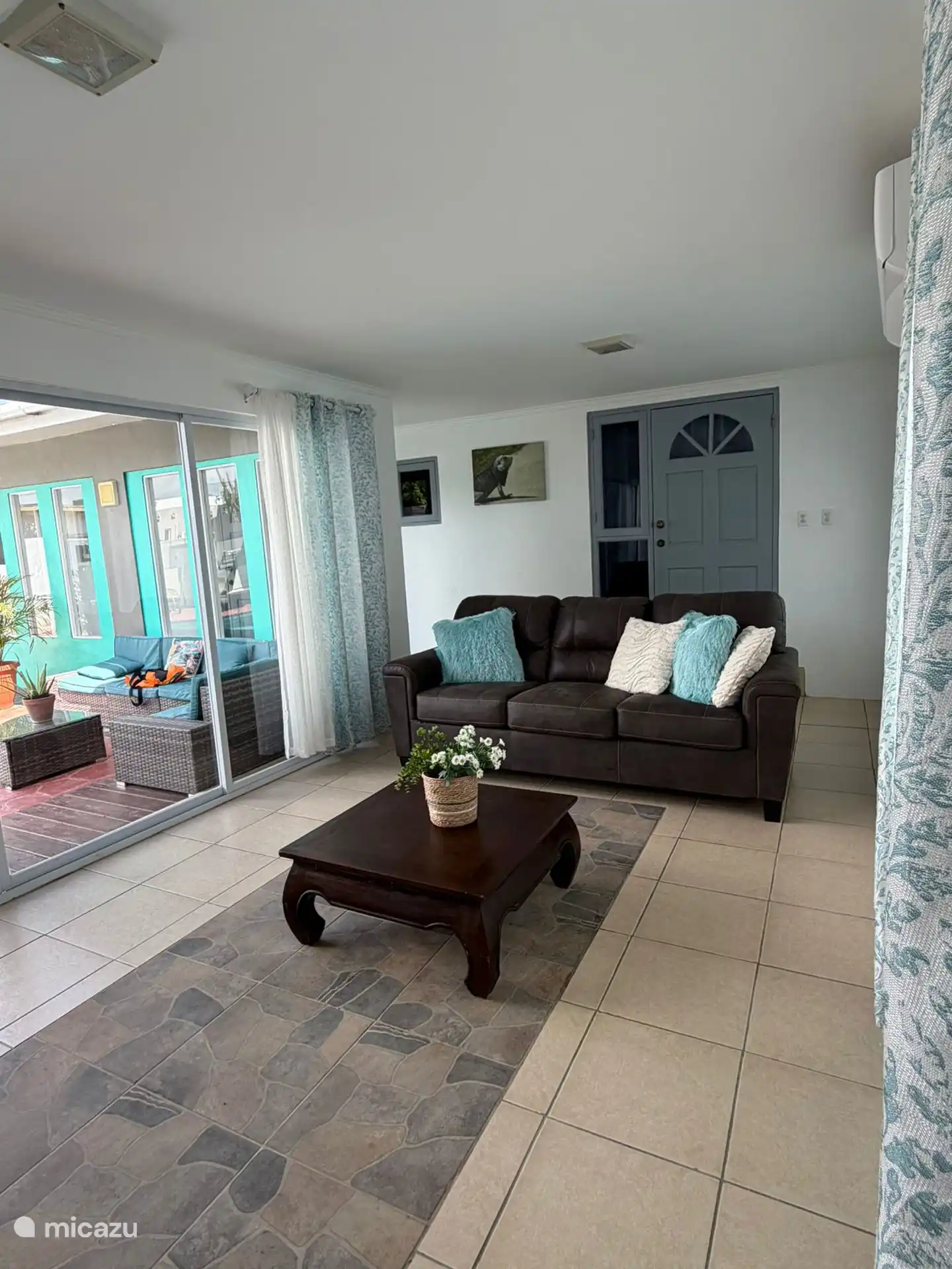 Wohnzimmer mit Klimaanlage und Schiebetür 