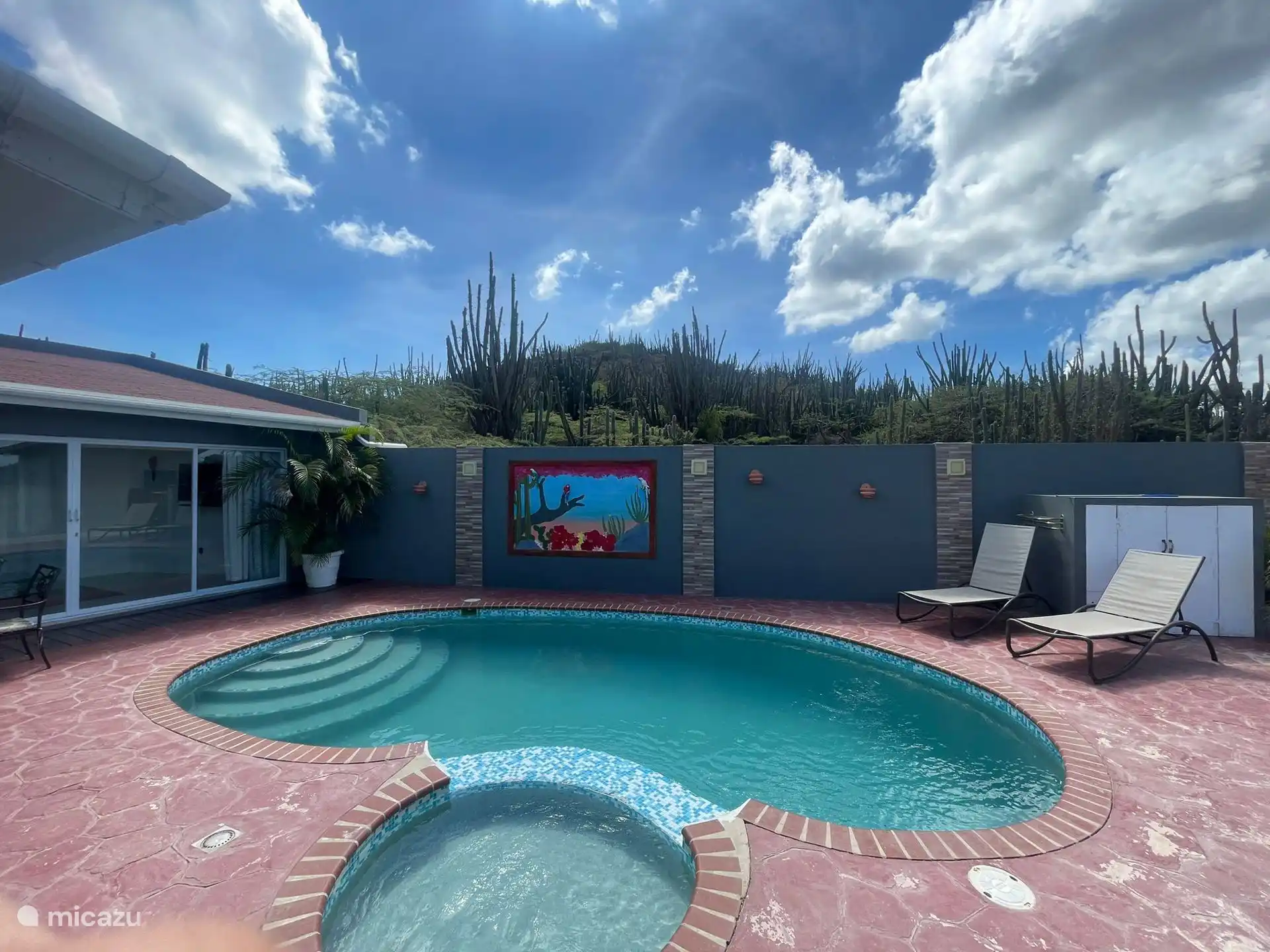 Wunderschöner Blick auf den Pool mit zwei Liegeplätzen