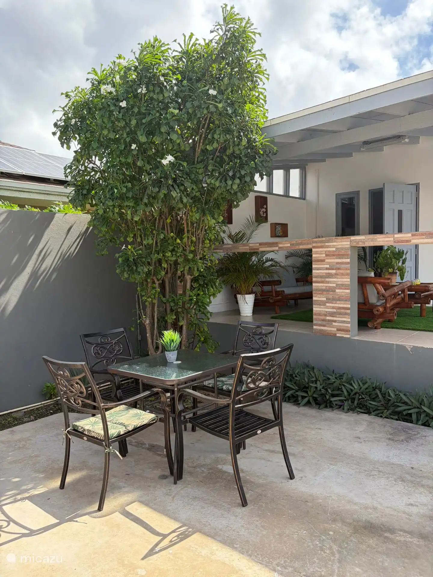 Atmosphärischer Außentisch im Garten.