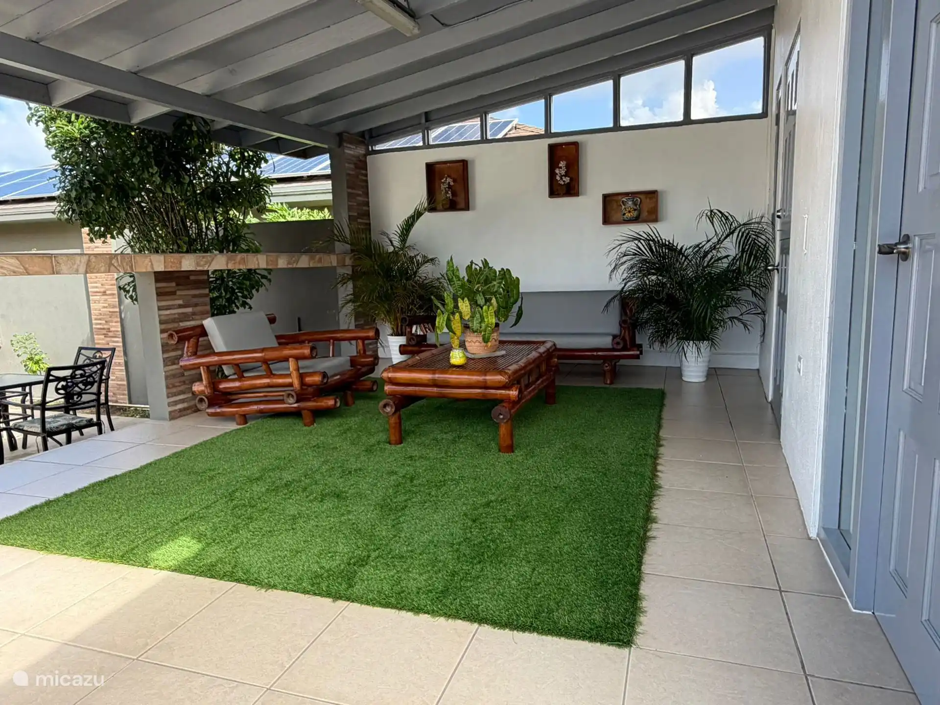 Gemütlicher Ess-/Loungebereich neben der Küche