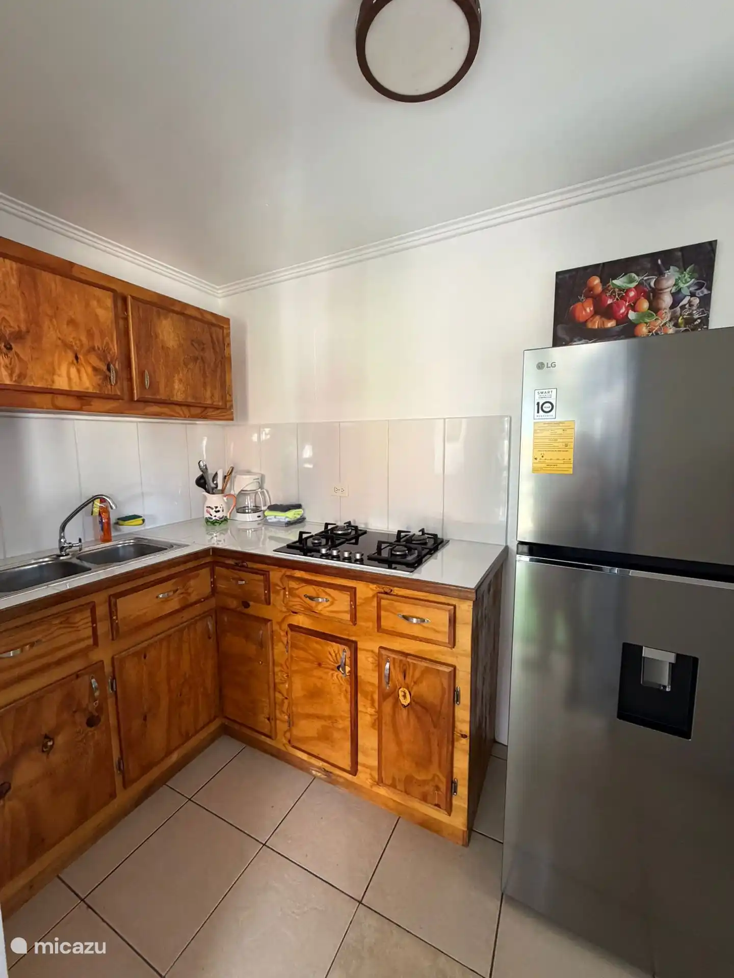 Praktische Küche mit Kühlschrank, Herd und Kaffeemaschine. Alles, was du für einen angenehmen Aufenthalt brauchst.