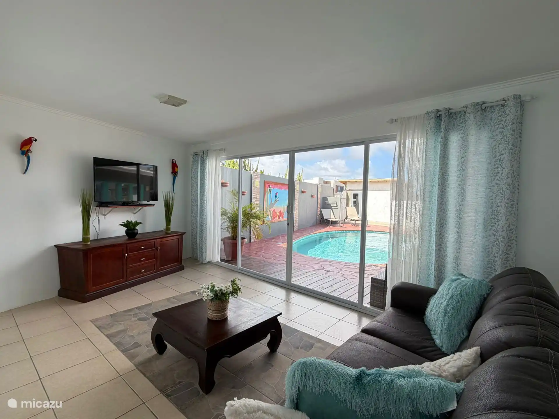 Komfortables Wohnzimmer mit Fernseher, Schlafsofa und Klimaanlage