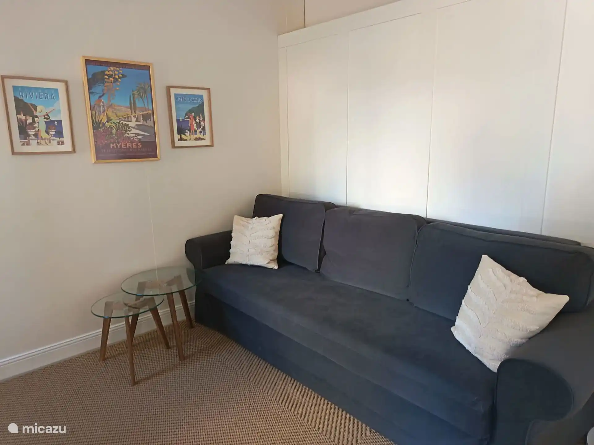 Gite living area pull out couch