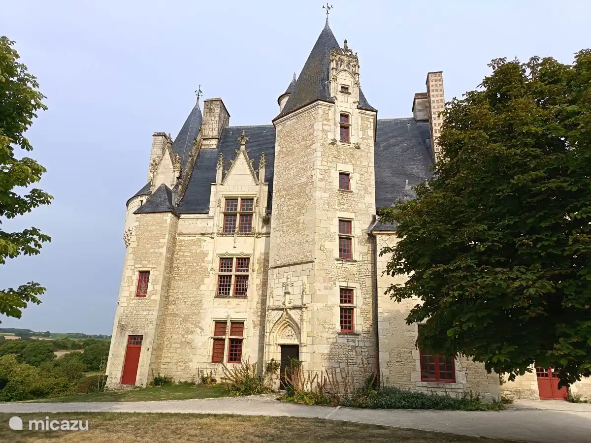 Château dans le village à 2 km de la maison