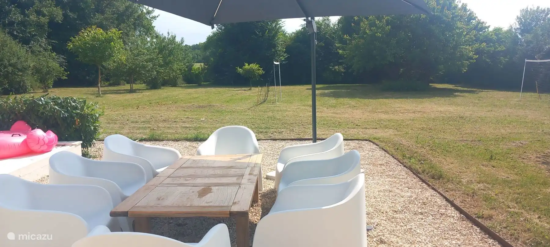 Espace de repos à la piscine