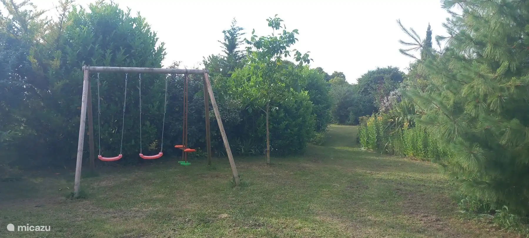Balançoire dans le jardin
