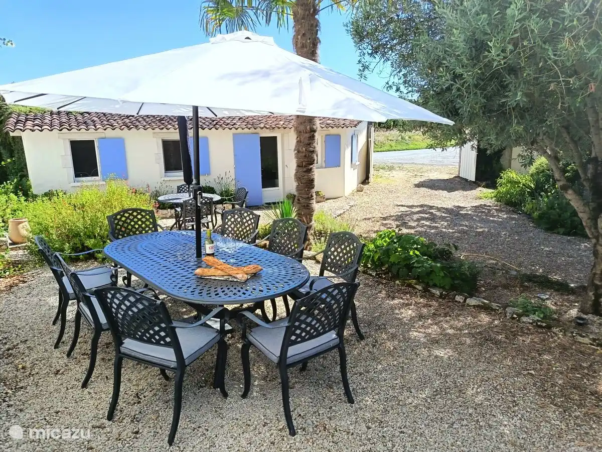 Vue de la cour sur le gite