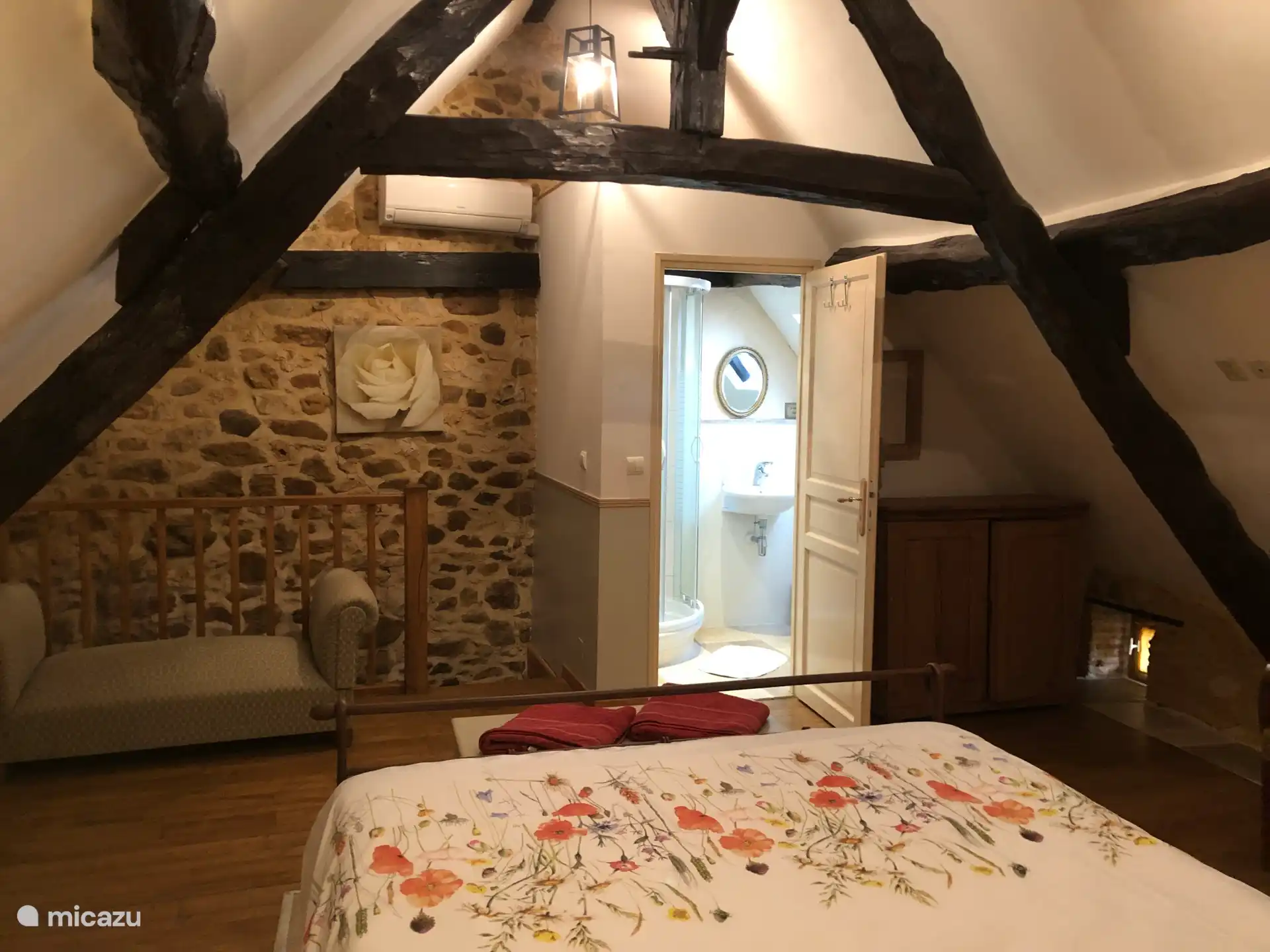 Slaapkamer met en-suite badkamer