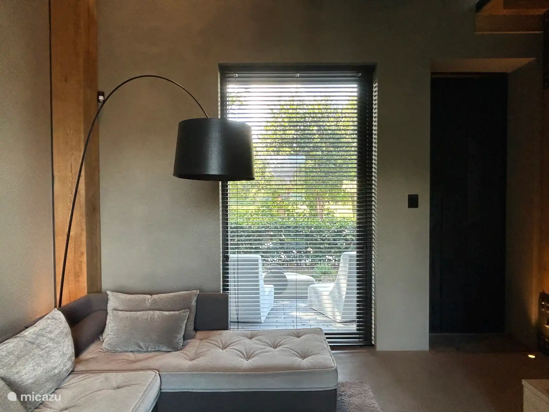 Woonkamer met schuifpui naar zijterras en voordeur